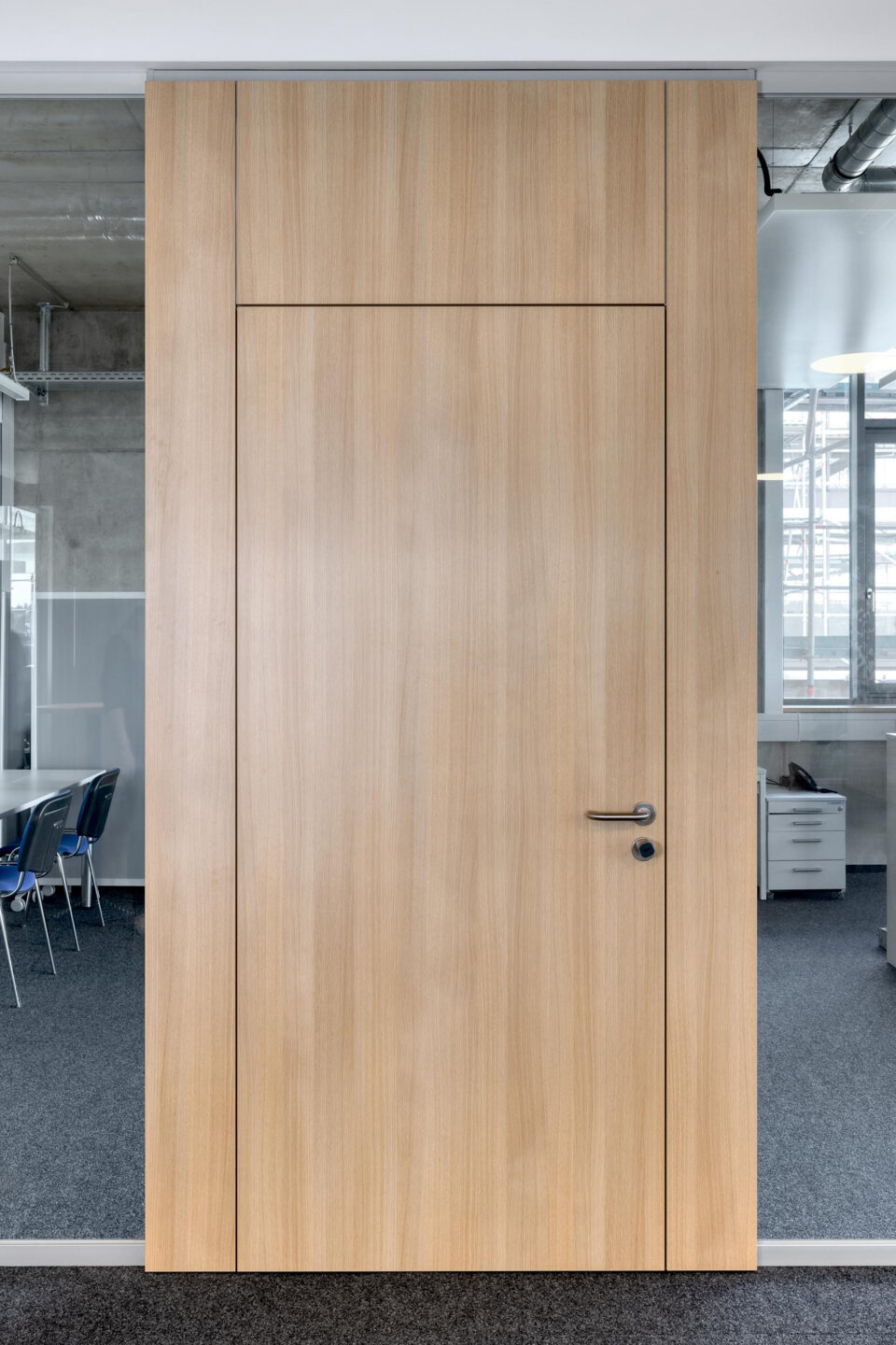 Erhardt + Leimer Elektroanlagen | Holztür
