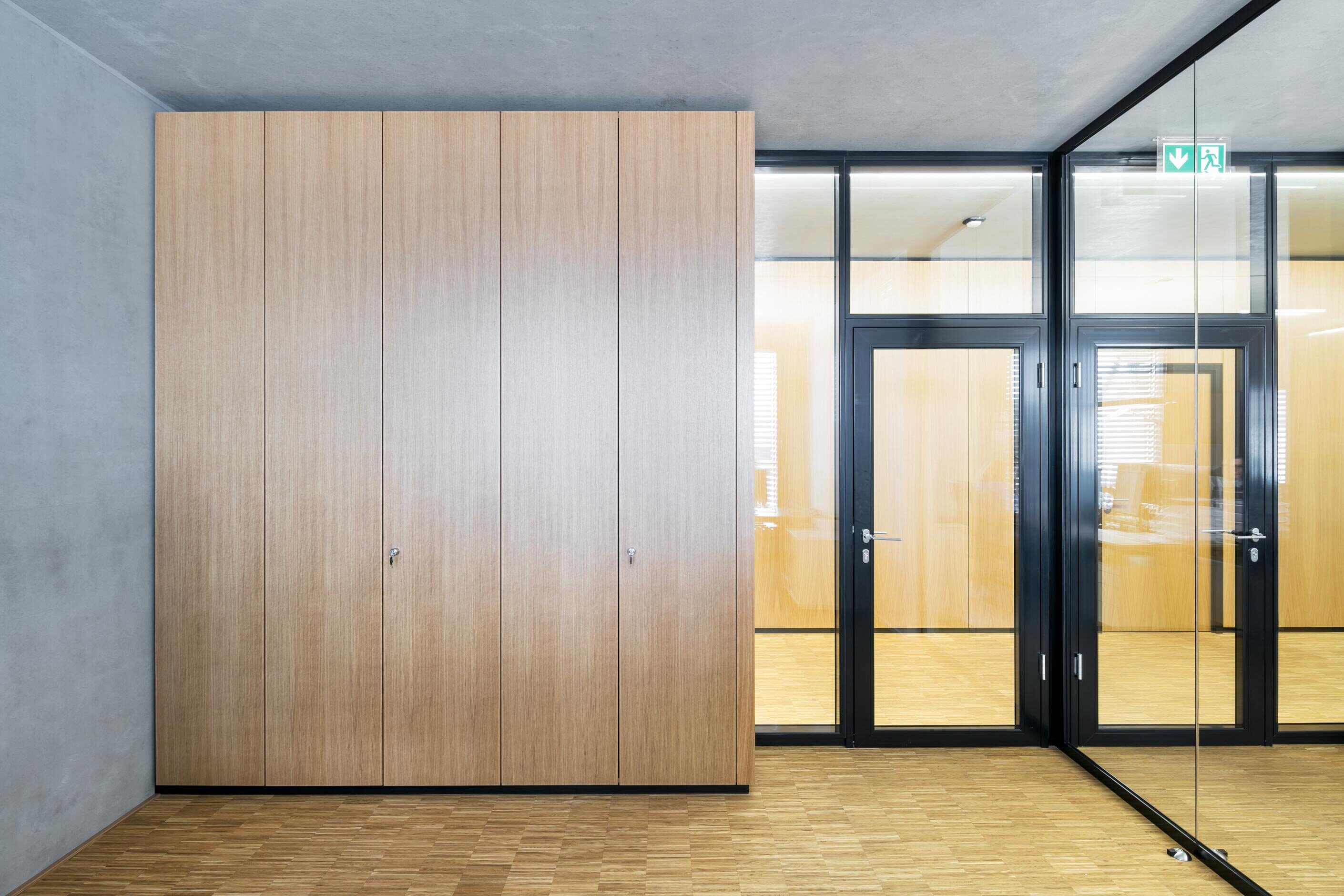 Hauptverwaltung ABI Beton │ fecoair-Überströmelemente │ feco-Systemschrank- und Glaswände im Innenausbau
