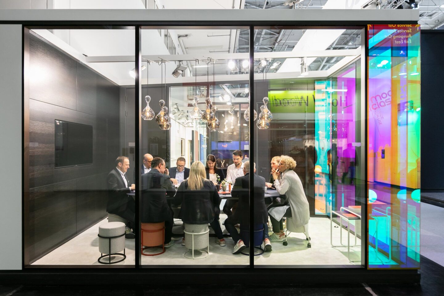 BAU 2019 in Munich │ agile working landscapes │ corridor-side glass wall with its colour-changing surface