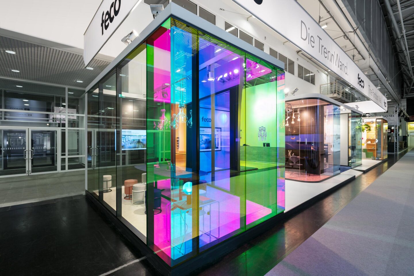 BAU 2019 in Munich │ agile working landscapes │ corridor-side glass wall with its colour-changing surface