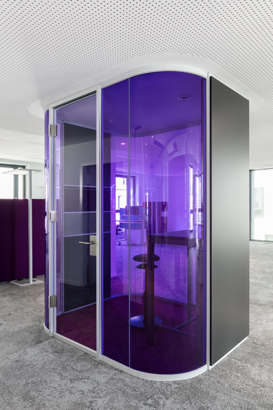 Stadttor Ost, Heidelberg │ fecoplan glass corridor walls │ think tanks with curved, coloured glass elements