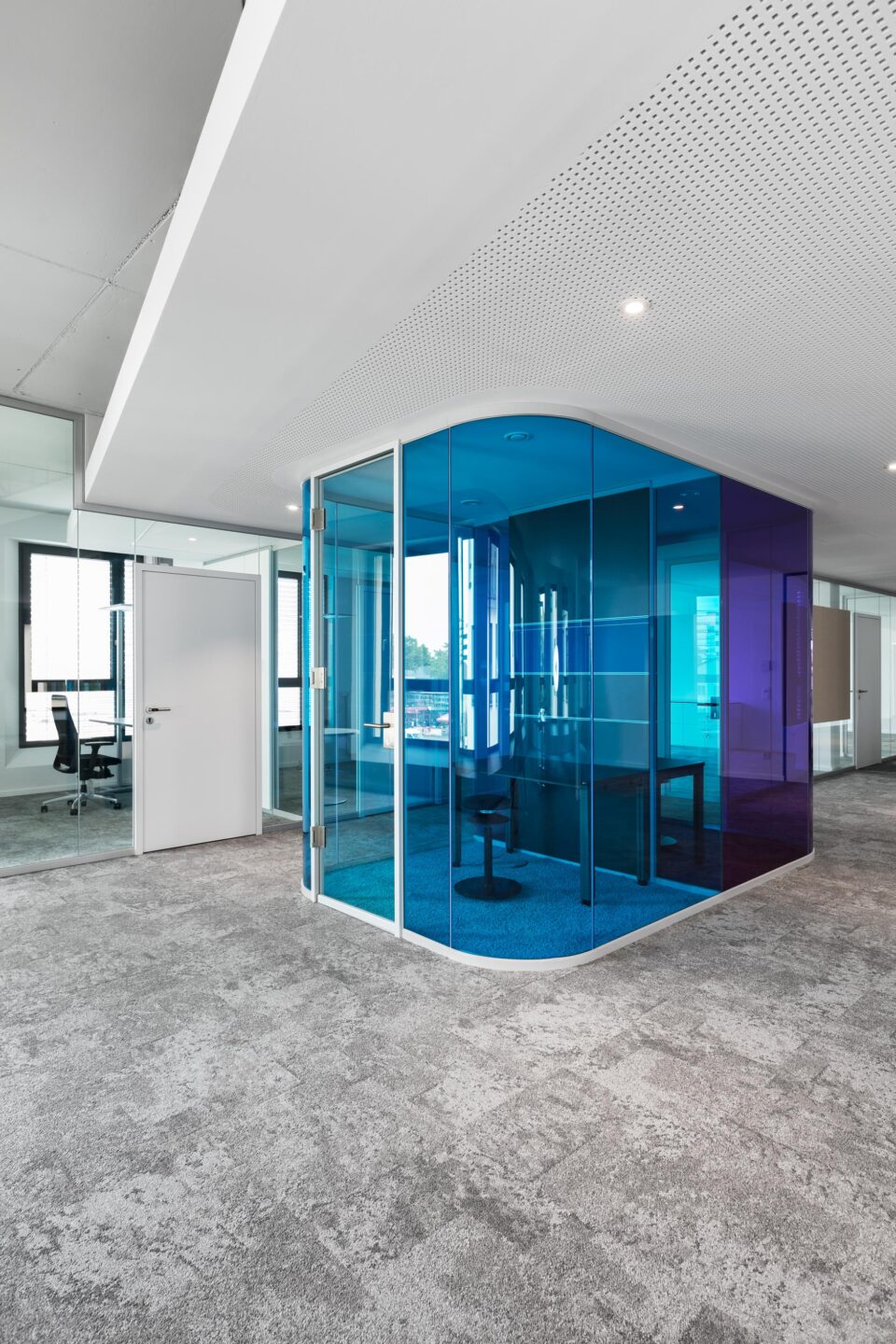 Stadttor Ost, Heidelberg │ fecoplan glass corridor walls │ think tanks with curved, coloured glass elements