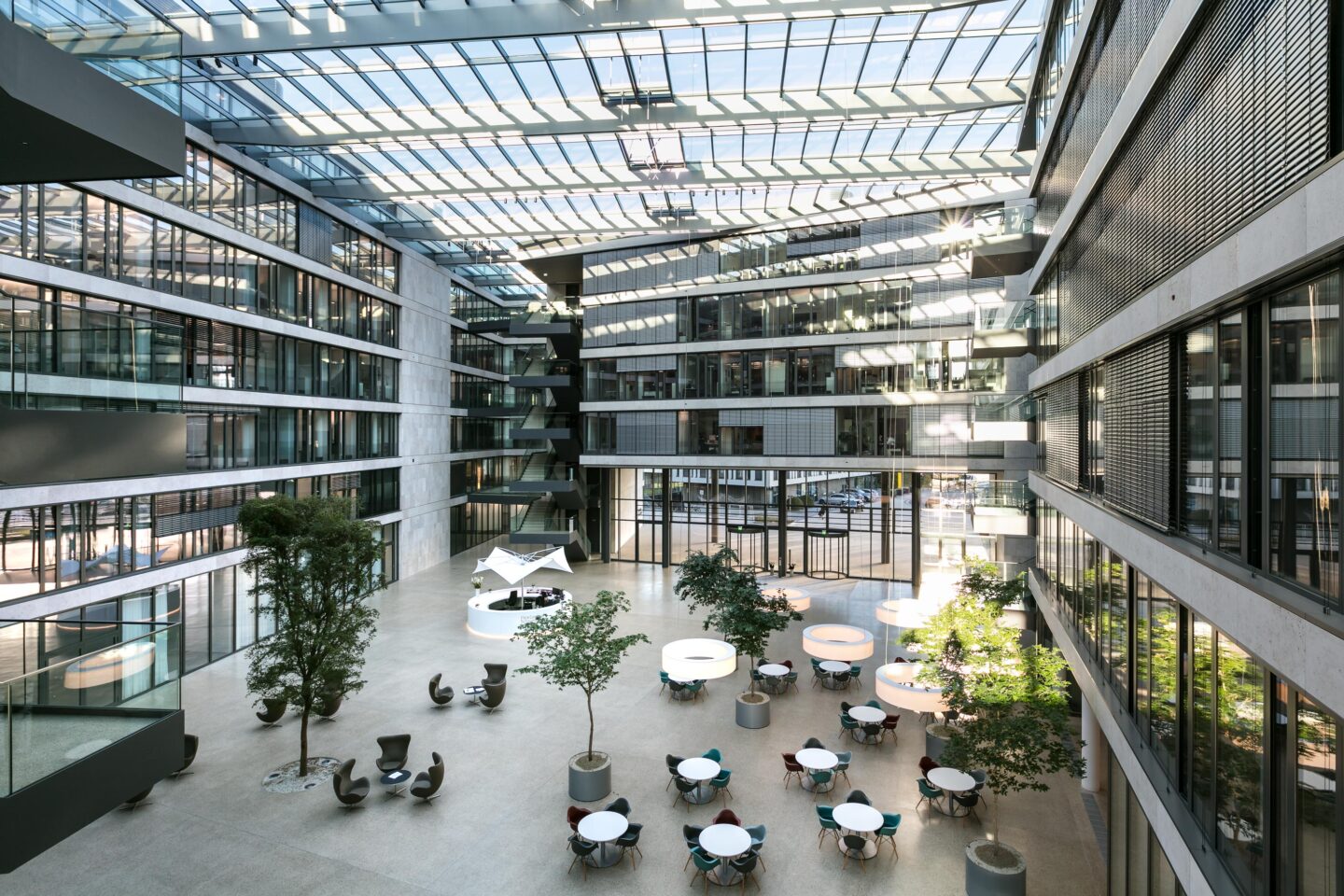 GS Campus Bonn, Flick Gocke Schaumburg │ zentrales Atrium als kommunikative Mitte und Treffpunkt