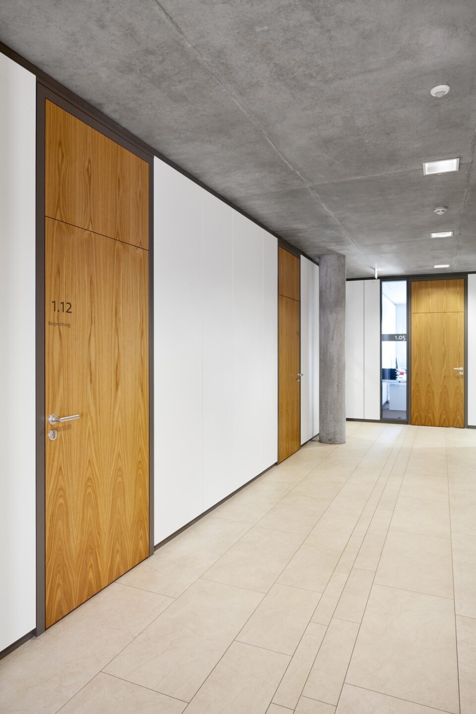 Town Hall Leingarten │ corridor and office partition │ fecotür wood