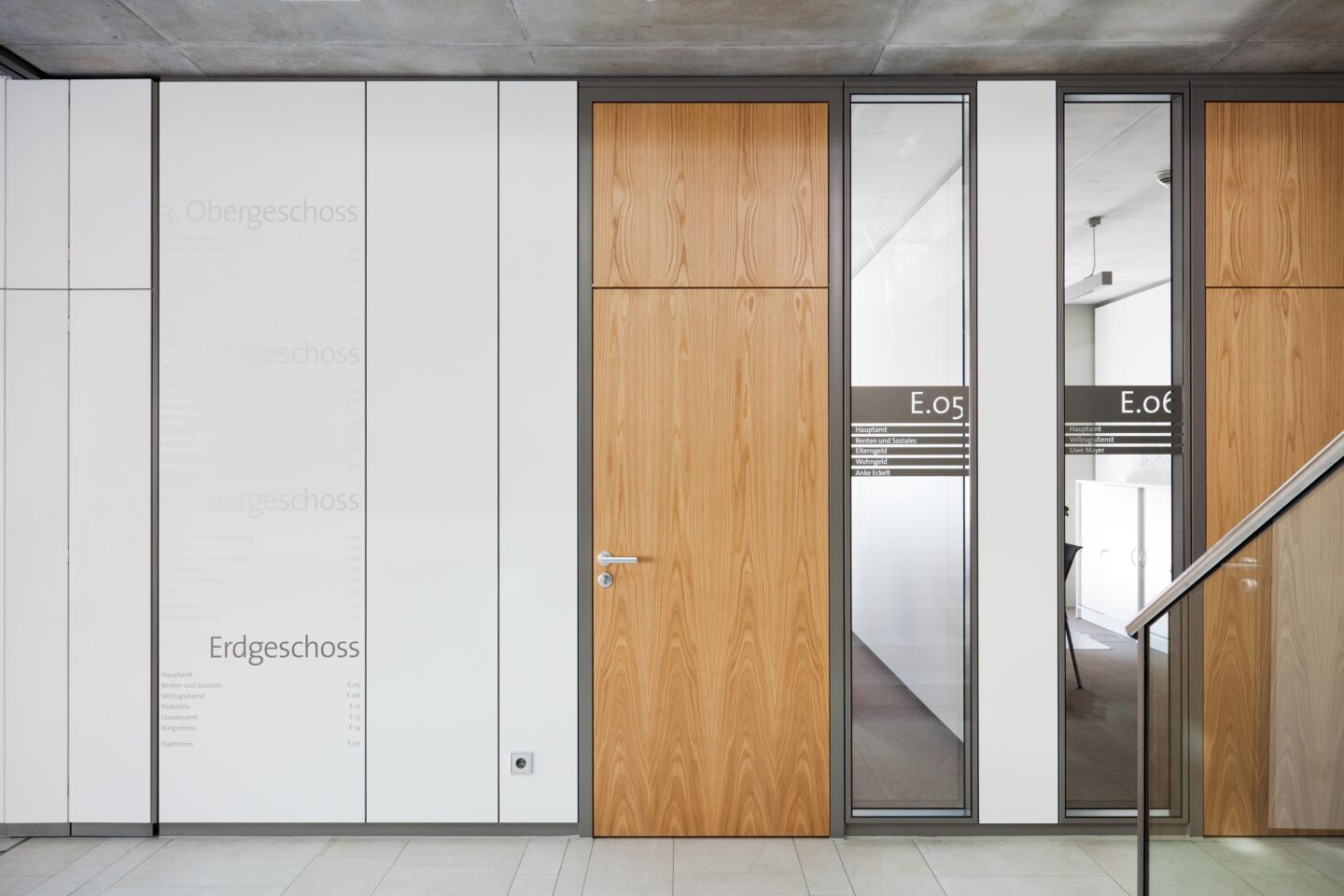 Town Hall Leingarten │ corridor and office partition │ fecotür wood