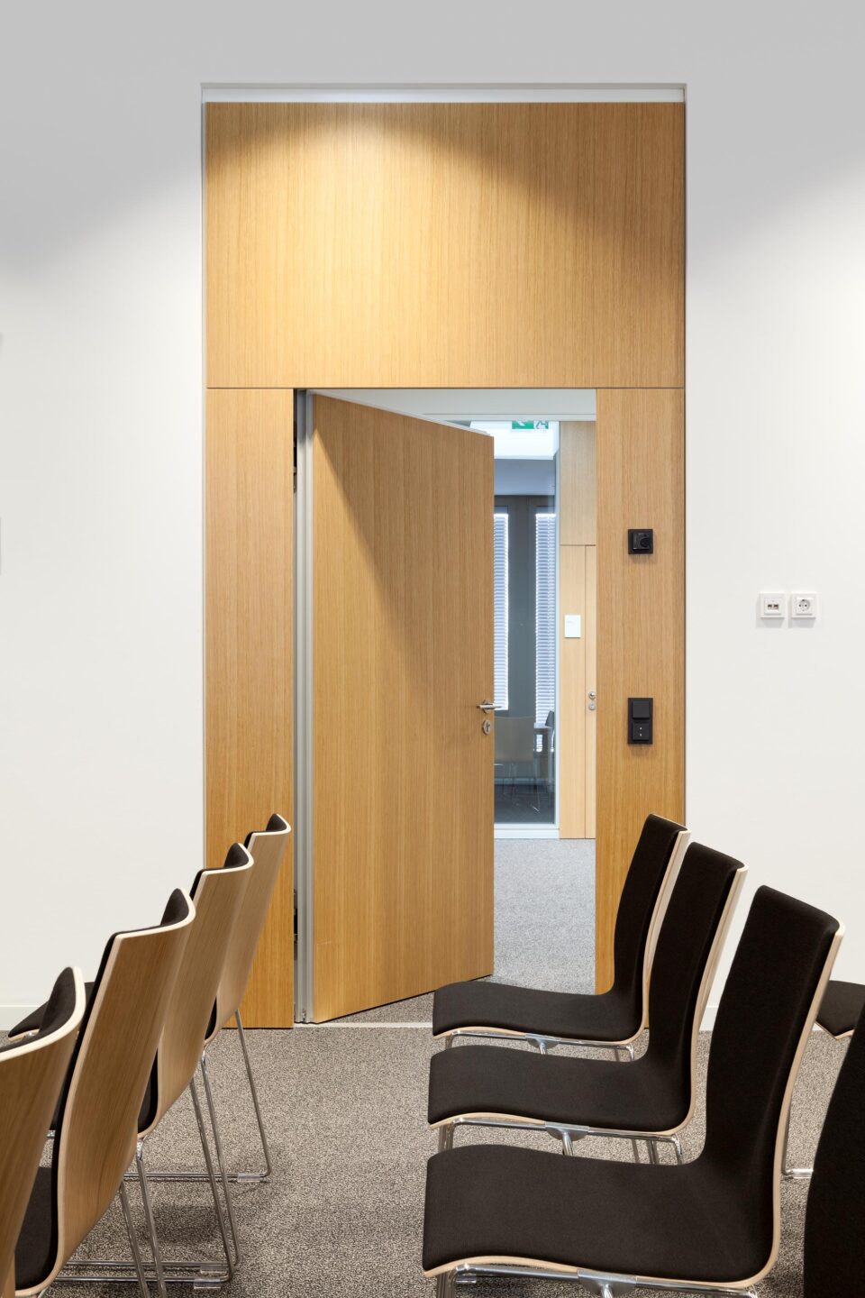 Sparkasse Ulm Haus 66 │ frameless fecostruct structural glazing │ meeting room