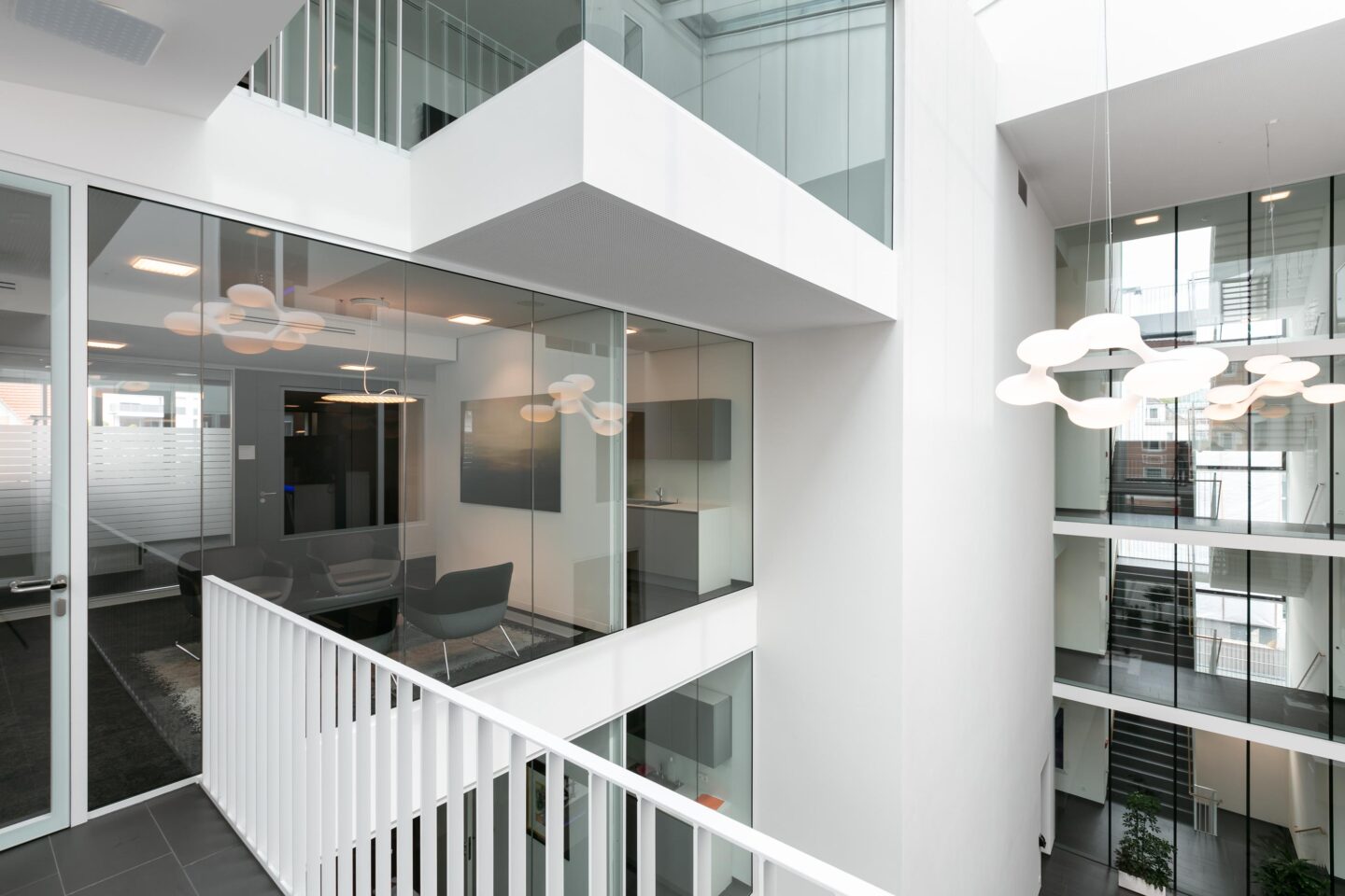 VR-Bank Ostalb Aalen │ Systemwände von feco │ Nurglaskonstruktion fecoplan