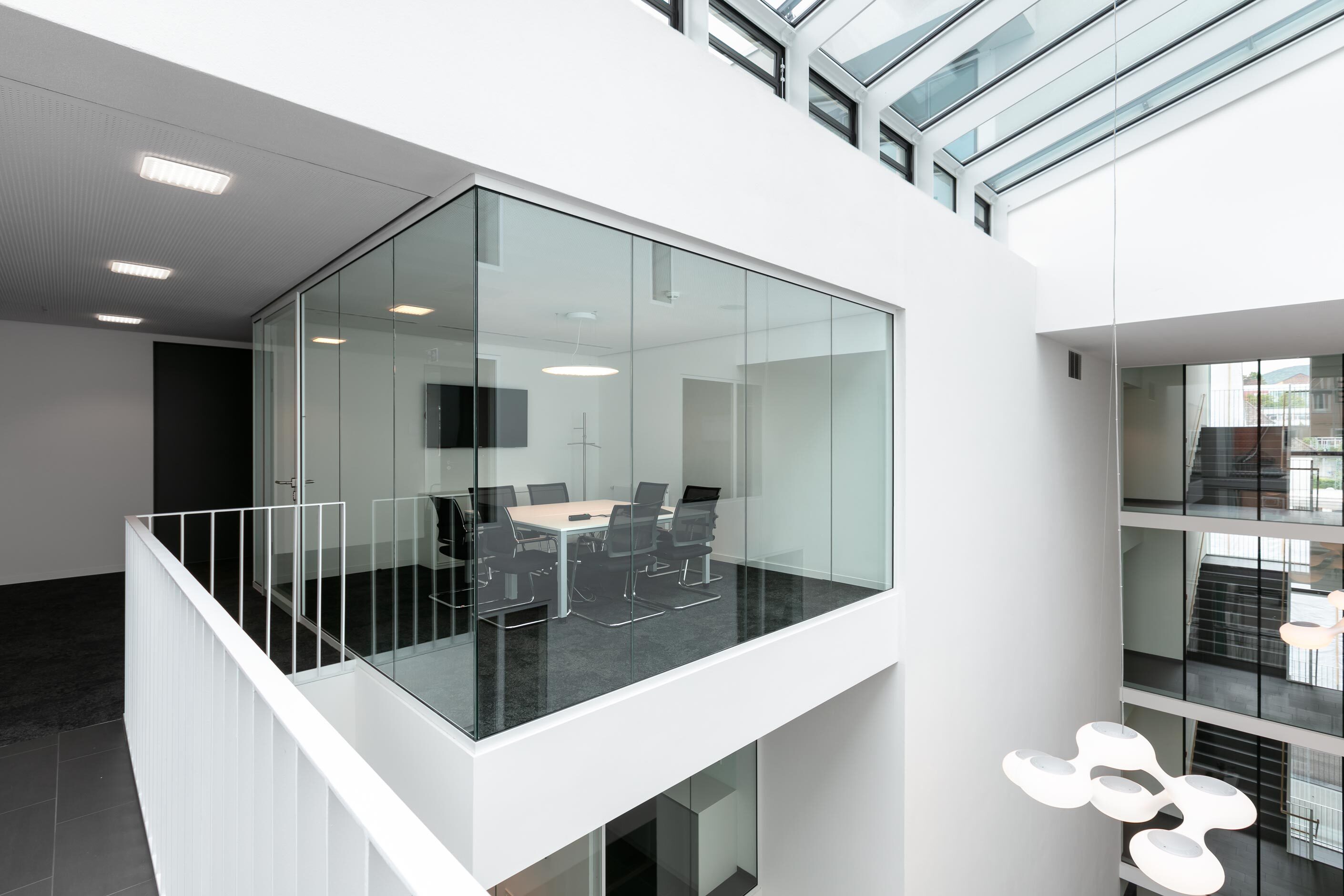 VR-Bank Ostalb Aalen │ absturzsichernde Verglasung │ Aluminiumprofile weiß pulverbeschichtet
