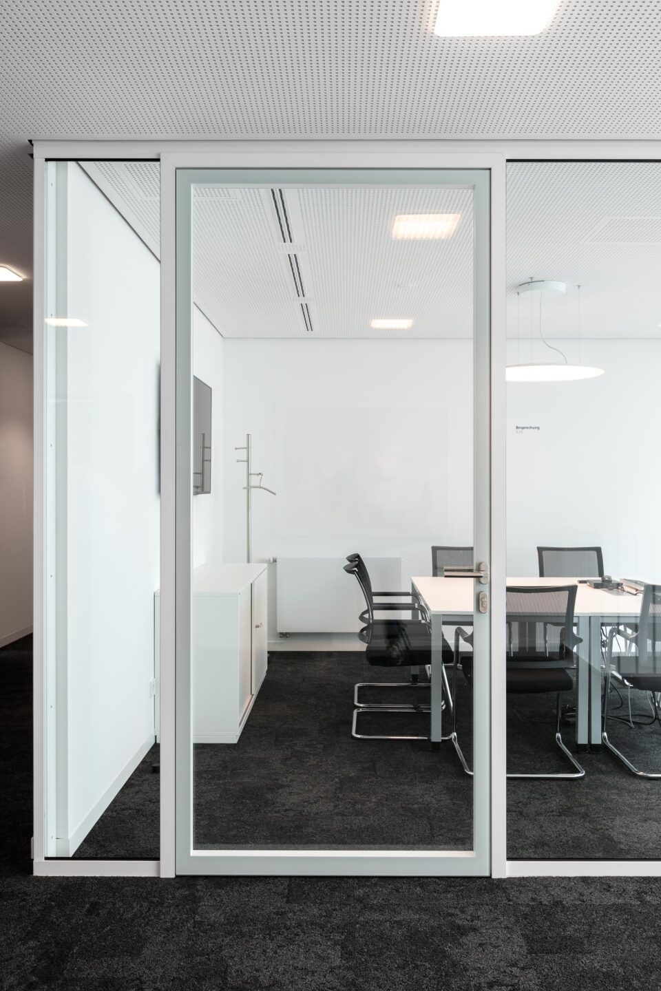 VR-Bank Ostalb, Aalen │ wooden door elements with concealed frames on the corridor side