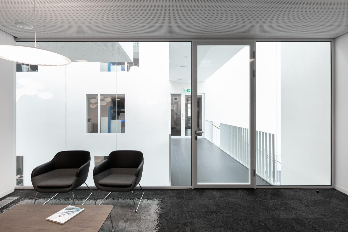 VR-Bank Ostalb Aalen │ lichtdurchflutete Verbindungselement │ wandbündige Doppelverglasung fecofix