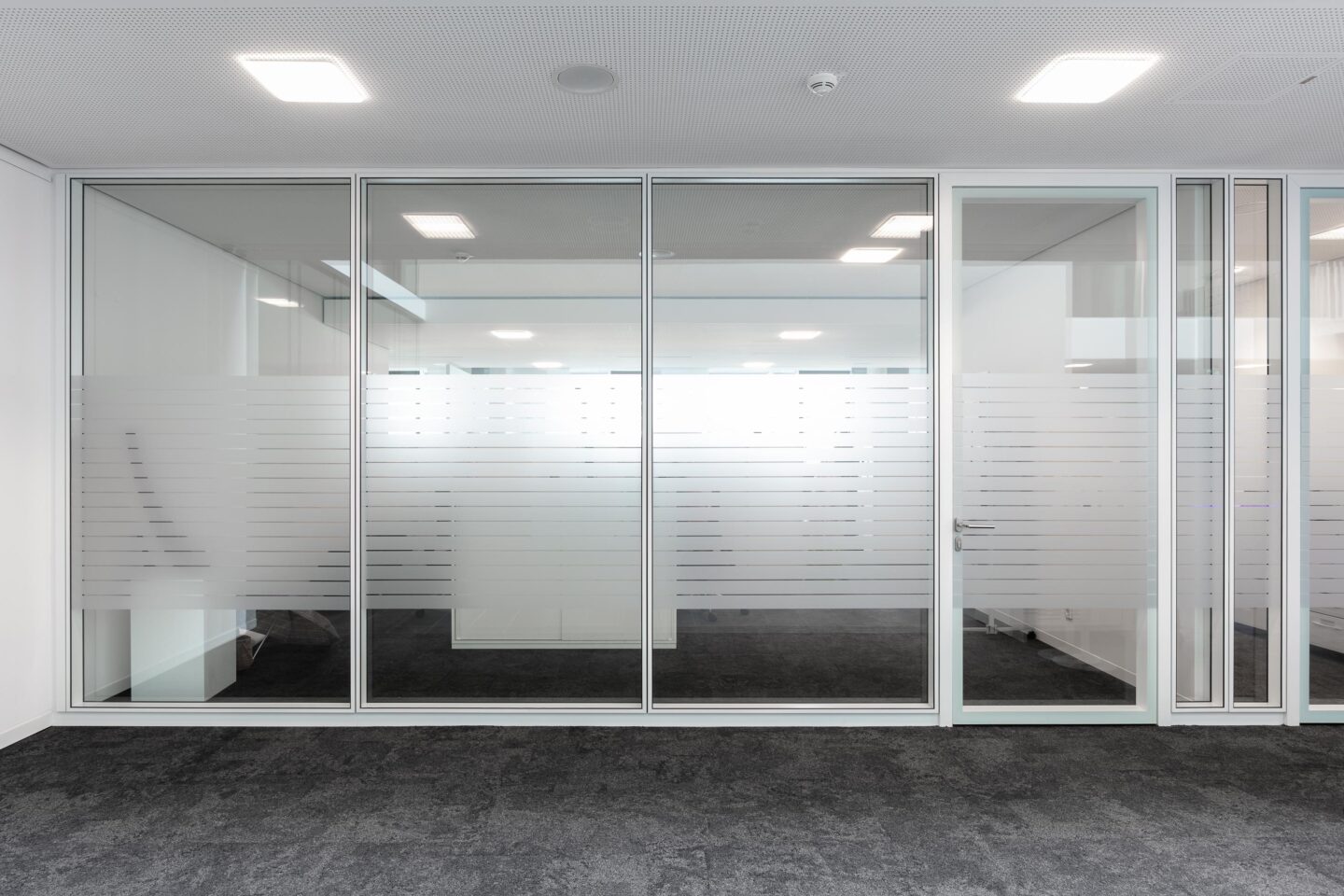 VR-Bank Ostalb, Aalen │ all-glass construction fecoplan │ aluminium profiles white powder-coated