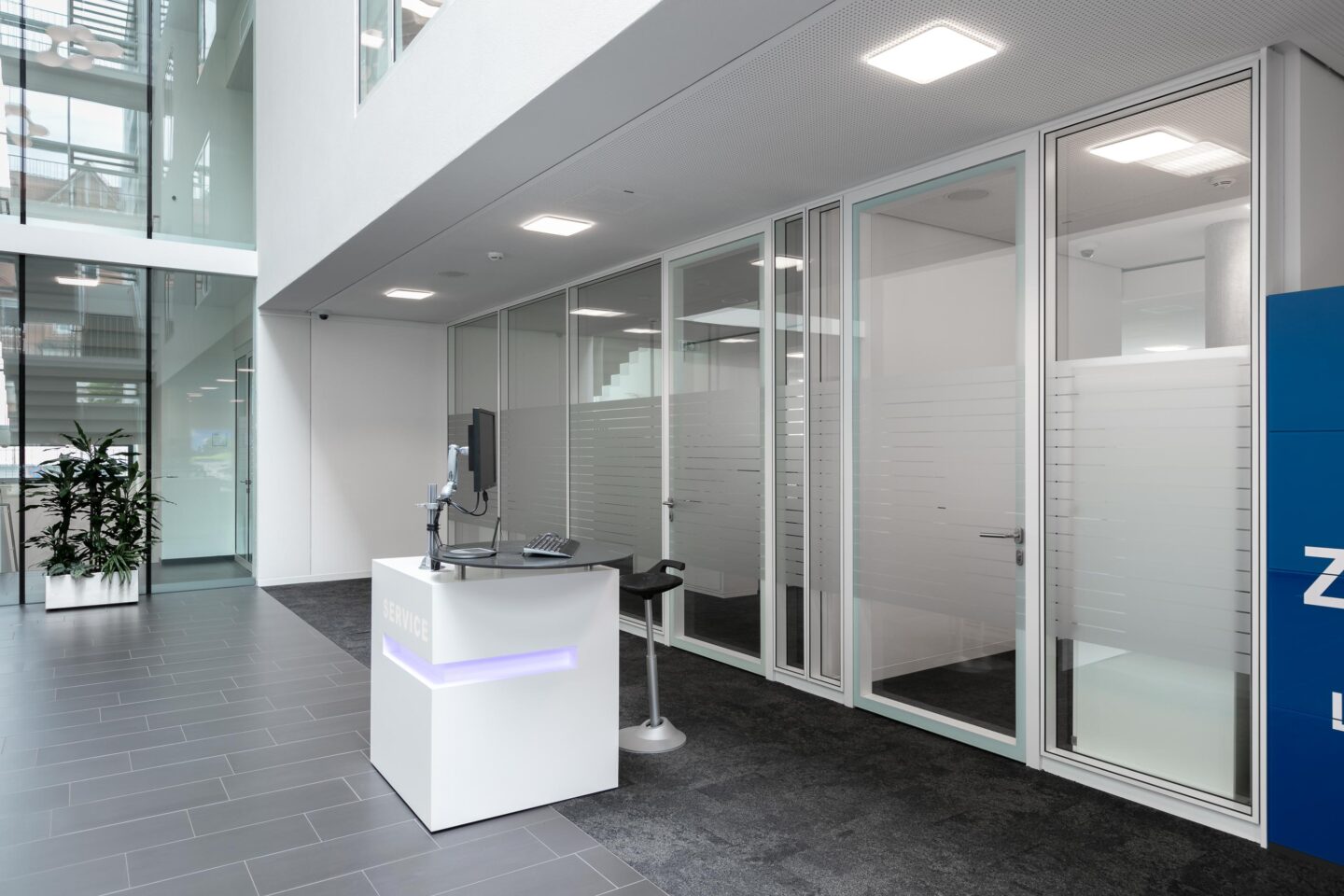 VR-Bank Ostalb Aalen │ wandbündige Doppelverglasung fecofix │ Nurglaskonstruktion