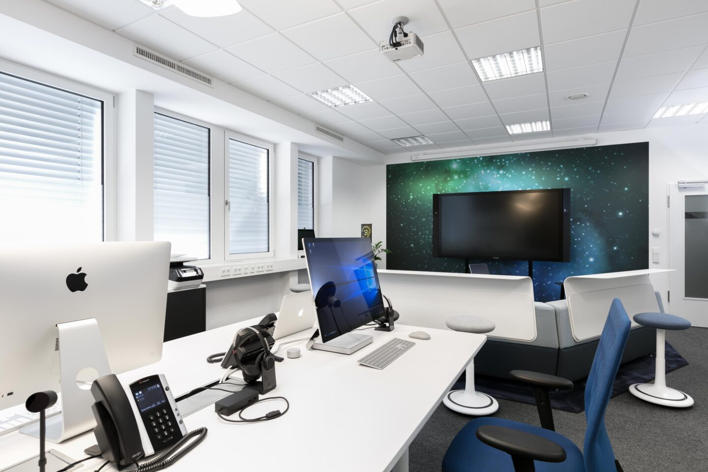 Bechtle AG Karlsruhe │ modern working environment │ furnished with ophelis, Cor, Steelcase, Vitra and Ongo by feco