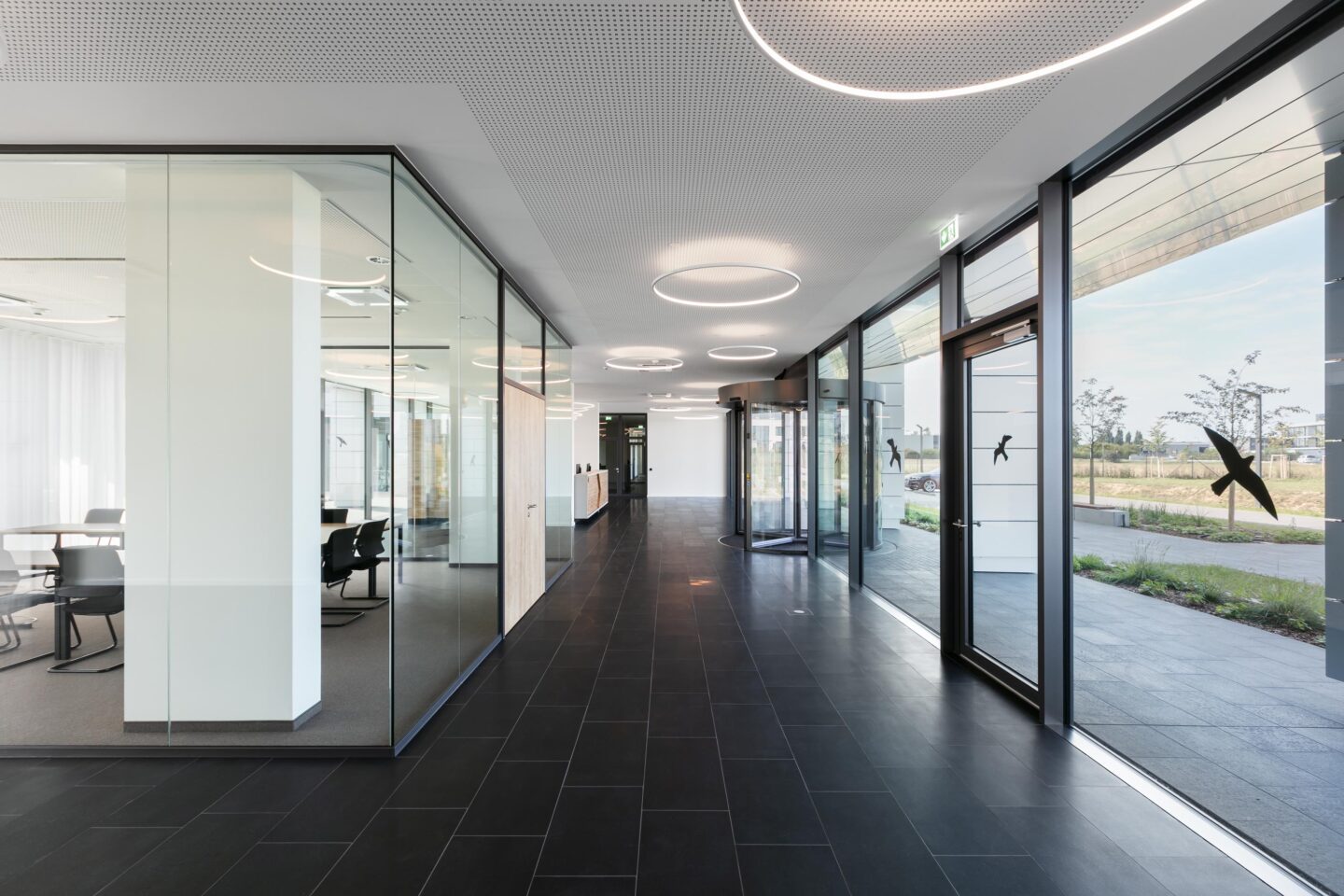 EIZO Rülzheim │ Systemwände von feco │ Besprechungsräume für konzentriertes Arbeiten