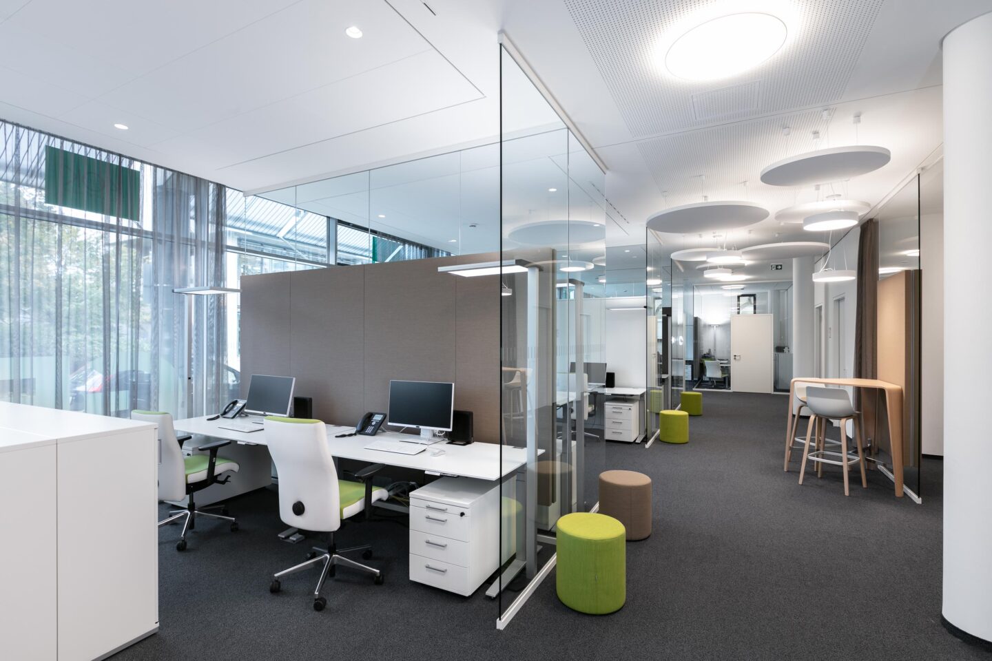 AOK Office Stuttgart │ feco glass walls │ clean desk policy