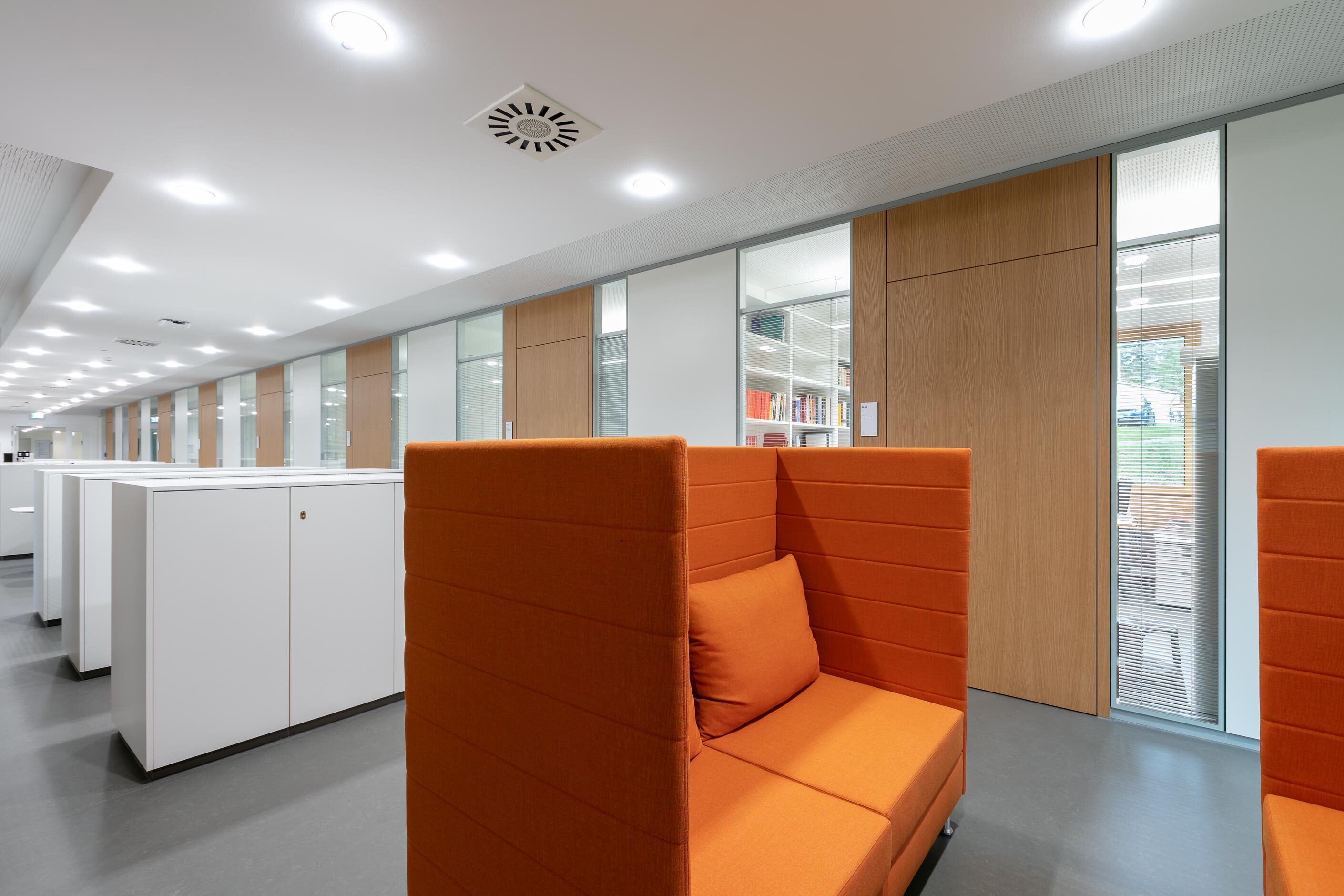 Bischof-Leiprecht-Zentrum Stuttgart │ modern working environment │ rhythmically structured system corridor wall