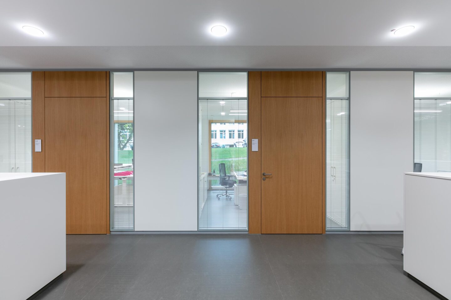 Bischof-Leiprecht-Zentrum Stuttgart │ fecotür H70 wooden doors flush with the floor │ modern workplaces