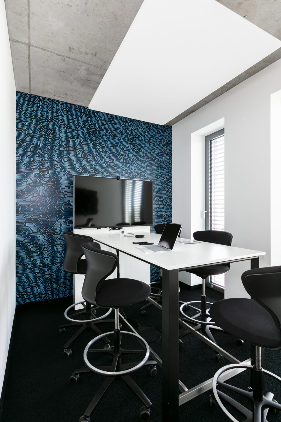Inovex GmbH │ IT-Unternehmen │ high-desk von sedus │ moderne Besrechungsräume