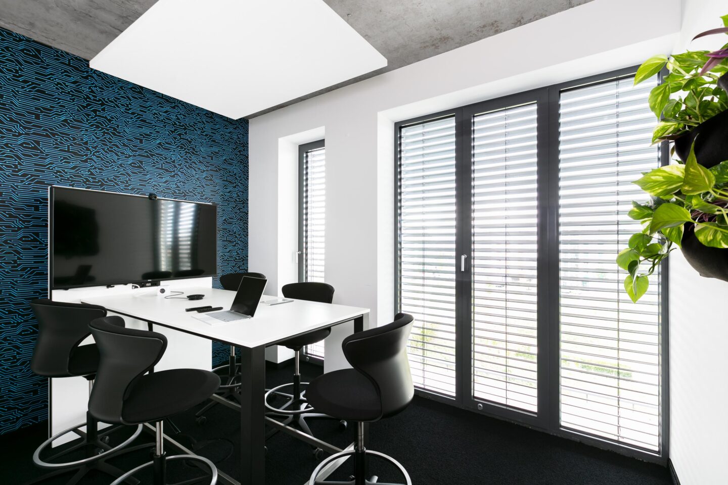 Inovex GmbH Karlsruhe │ IT company │ meeting room │ agile working