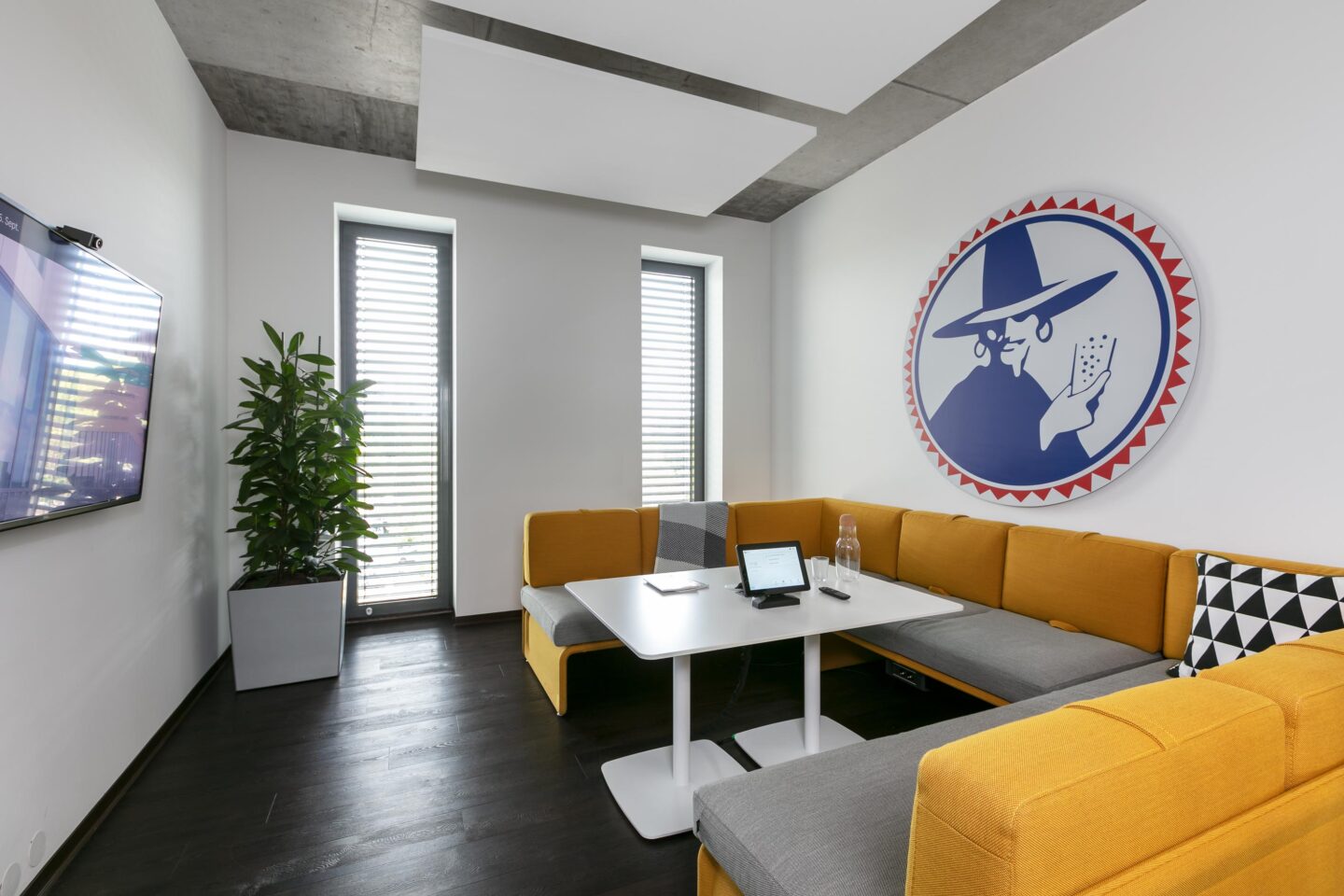Inovex GmbH Karlsruhe │ IT company │ lounge area │ Sofa Lagunitas from coalesse