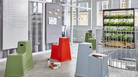 Dancing Wall von Vitra | mobile Sitzhocker in vielen Farben Bild