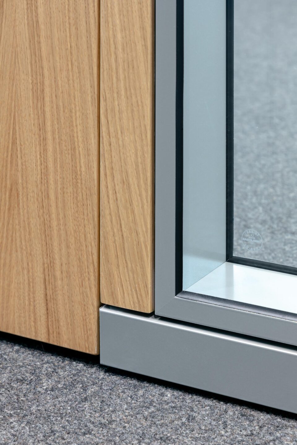Testo AG │ oak veneered door │ fecotür wood