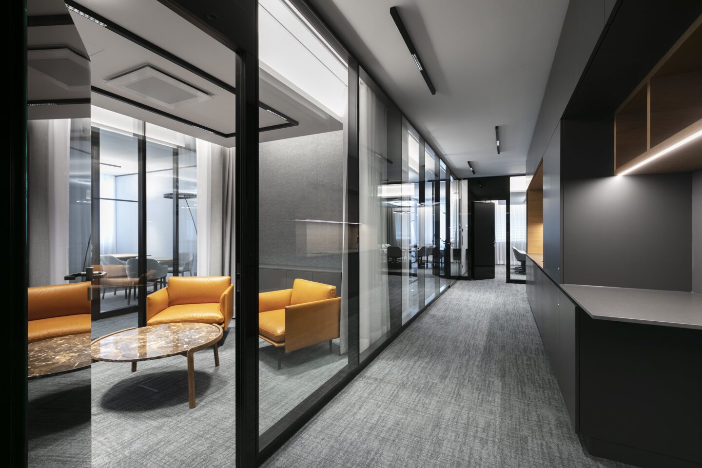 General Atlantic, Munich │ system walls from feco │ glass walls with black powder-coated profiles