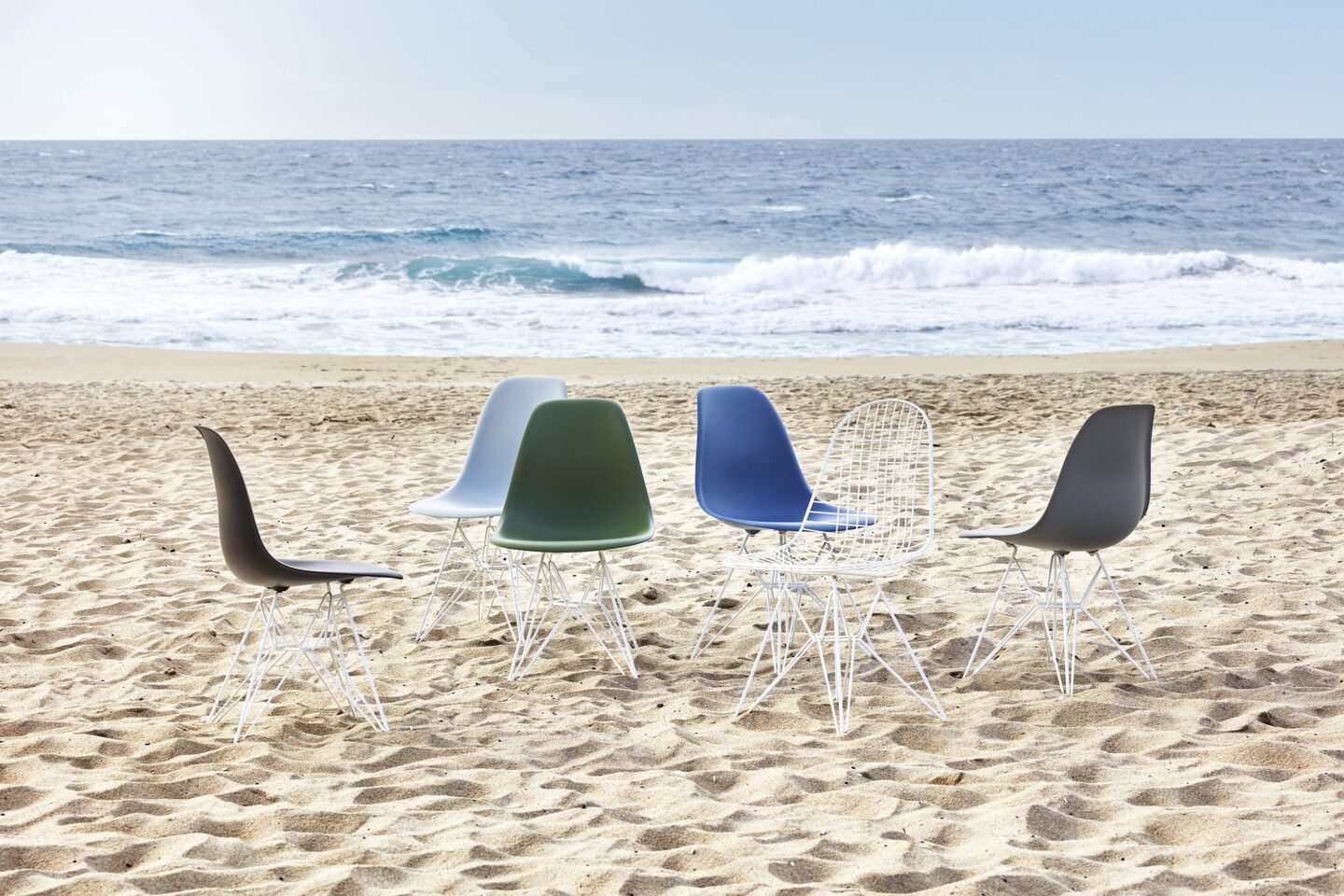 Die Vitra Eames Plastic Chairs und Wire Chairs eignen sich mit ungepolsterten Sitzschalen und pulverbeschichteten Untergestellen für den Einsatz im Freien. So bieten ihren angenehmen Sitzkomfort auch unter freiem Himmel.