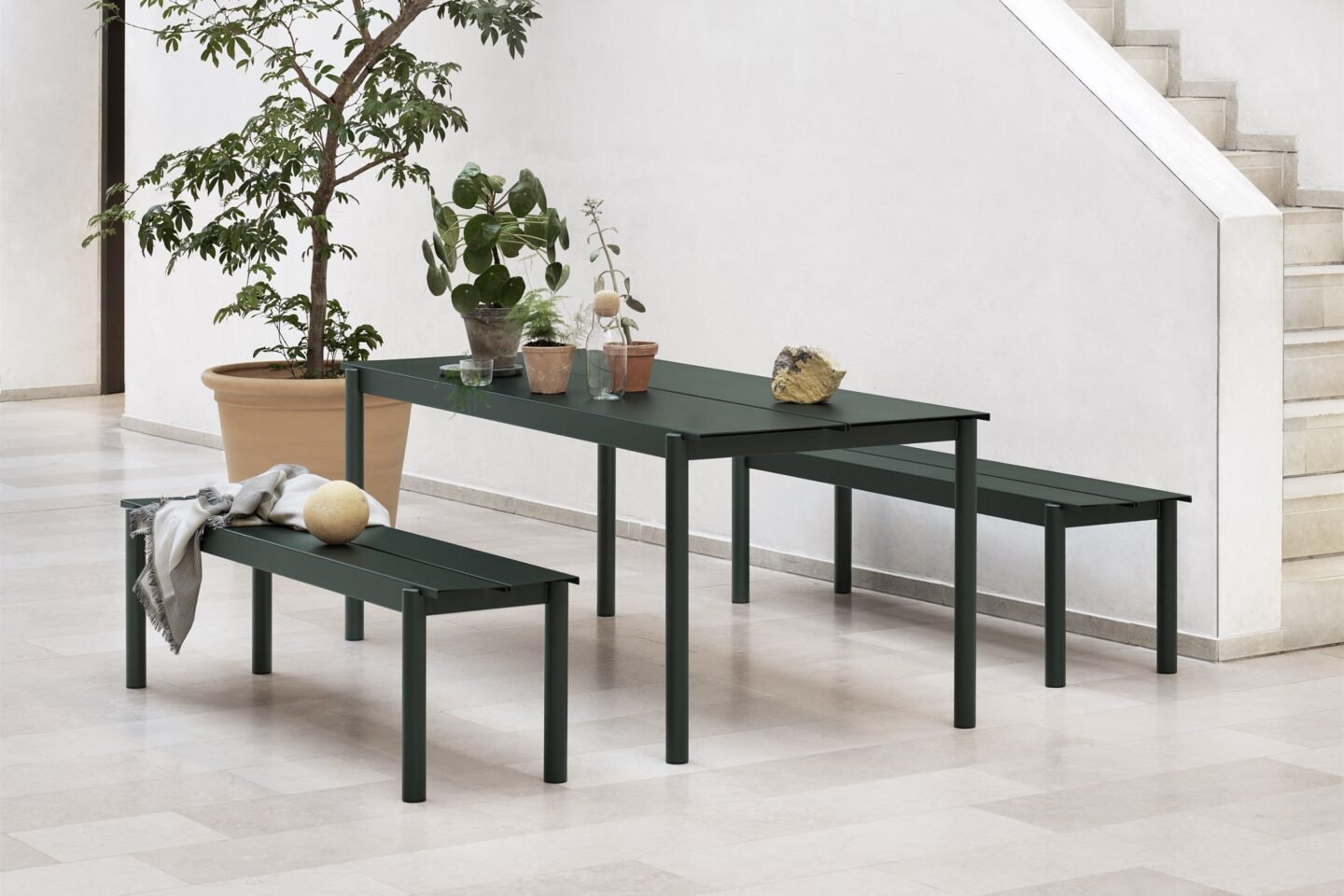 Linear Steel Tisch & Bank von Thomas Bentzen für Muuto verbinden skandinavisches Design mit zeitgemäßem und dennoch elegantem Flair. Die gefalteten Kanten erleichtern das Entfernen von Wasser.