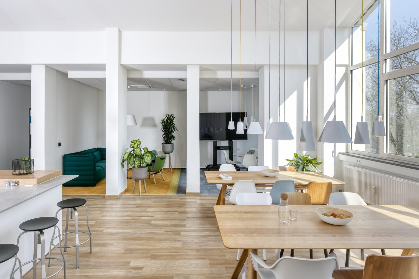 Tacton Systems │ modern working environments │ large kitchen at lunchtime