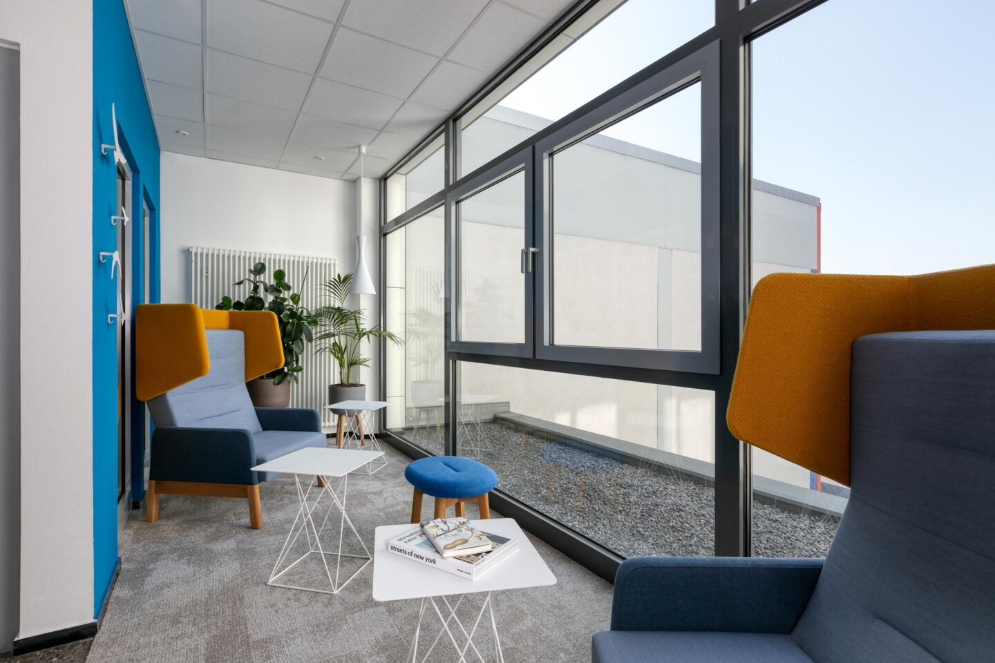 Tacton Systems │ modern office furnishings with feco │ lounge area