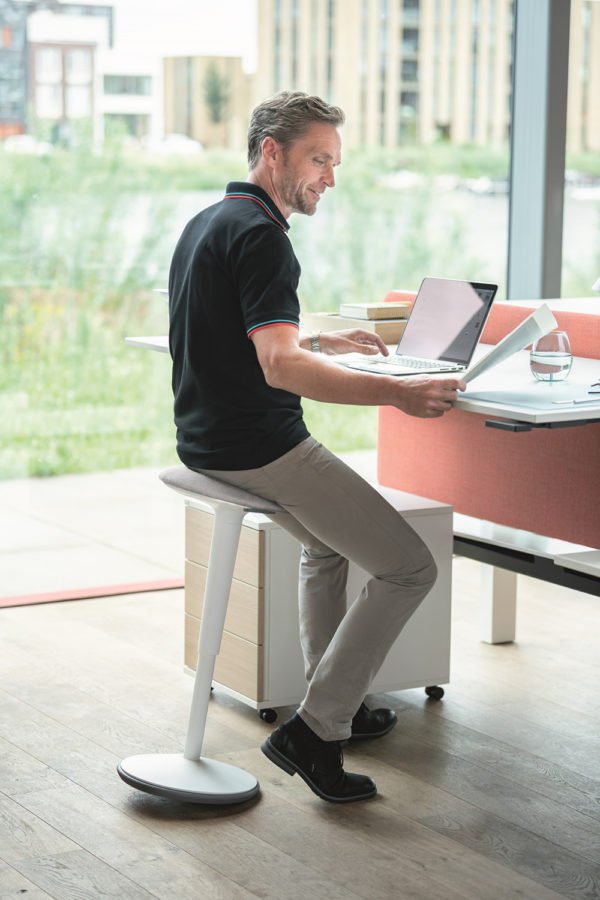 Sedus se:fit│Steh-Sitz-Hilfe│Hocker für den Schreibtisch│Sedus bei feco in Karlsruhe