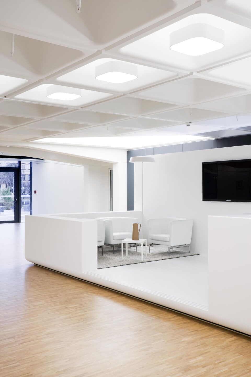 BGV-Versicherungen AG │ attractive reception desk on the ground floor │ new workplaces
