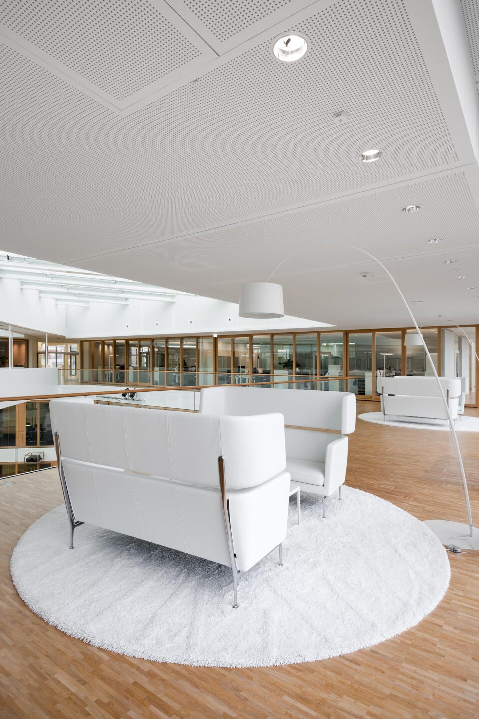 BGV-Versicherungen AG │ Lounge-Bereich │ moderne Büroeinrichtungen mit feco