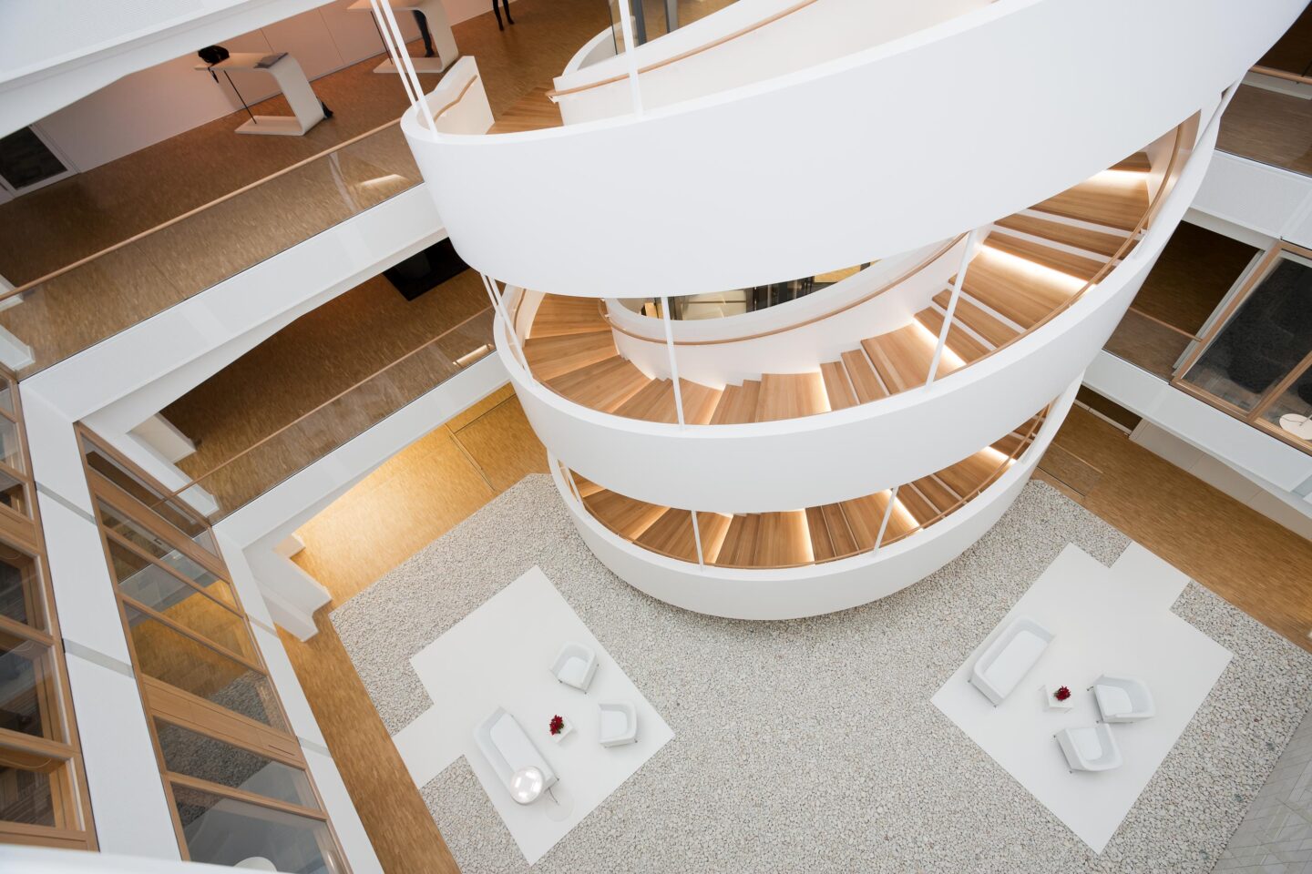 BGV-Versicherungen AG │ Rolltreppe │ attraktive Empfangstheke im Erdgeschoss