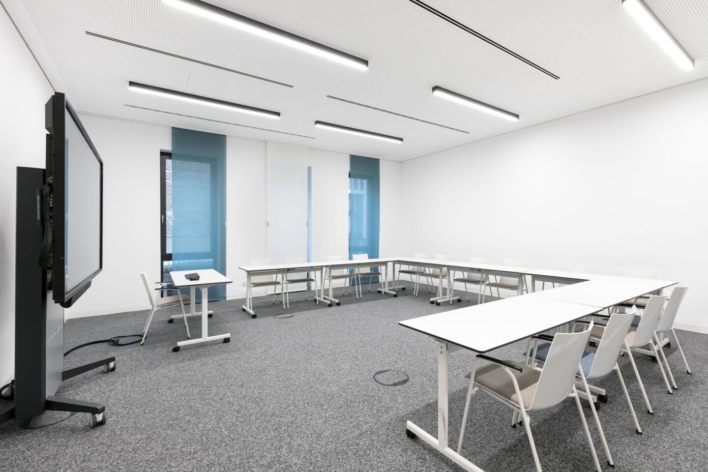 Sparkasse Karlsruhe, Building D │ meeting room │ modern desks