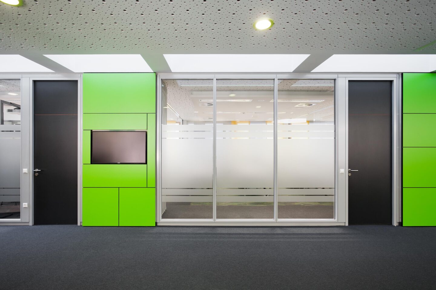 VBL Karlsruhe │ Systemwände │ moderne Büroeinrichtung mit feco