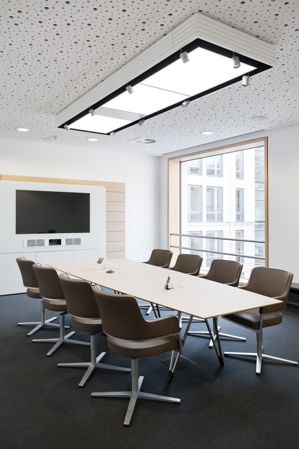 VBL Karlsruhe │ modern meeting room │ ergonomic work chairs
