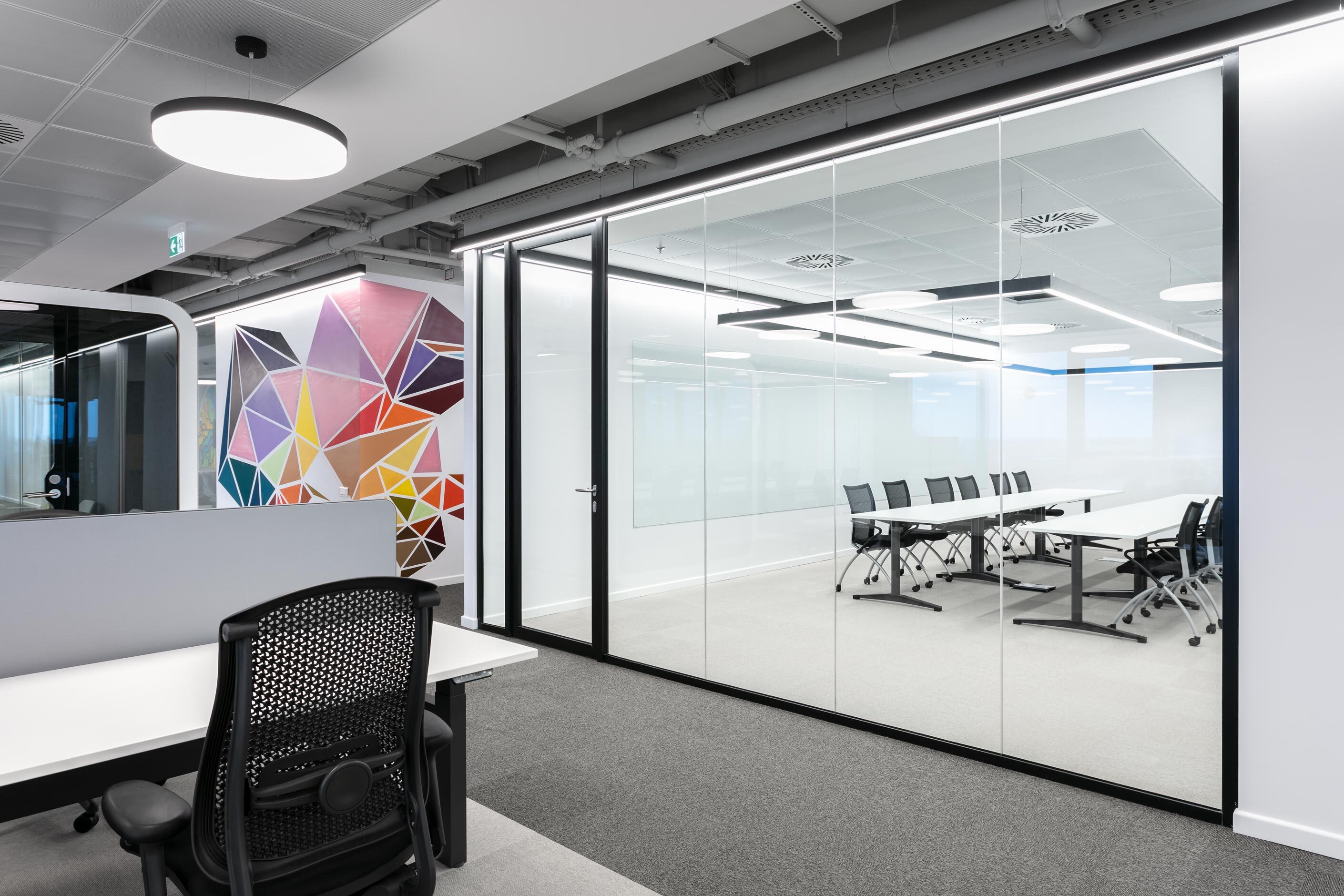IT Services Company, Bucharest │ meeting rooms and team workplaces │ glass partition walls