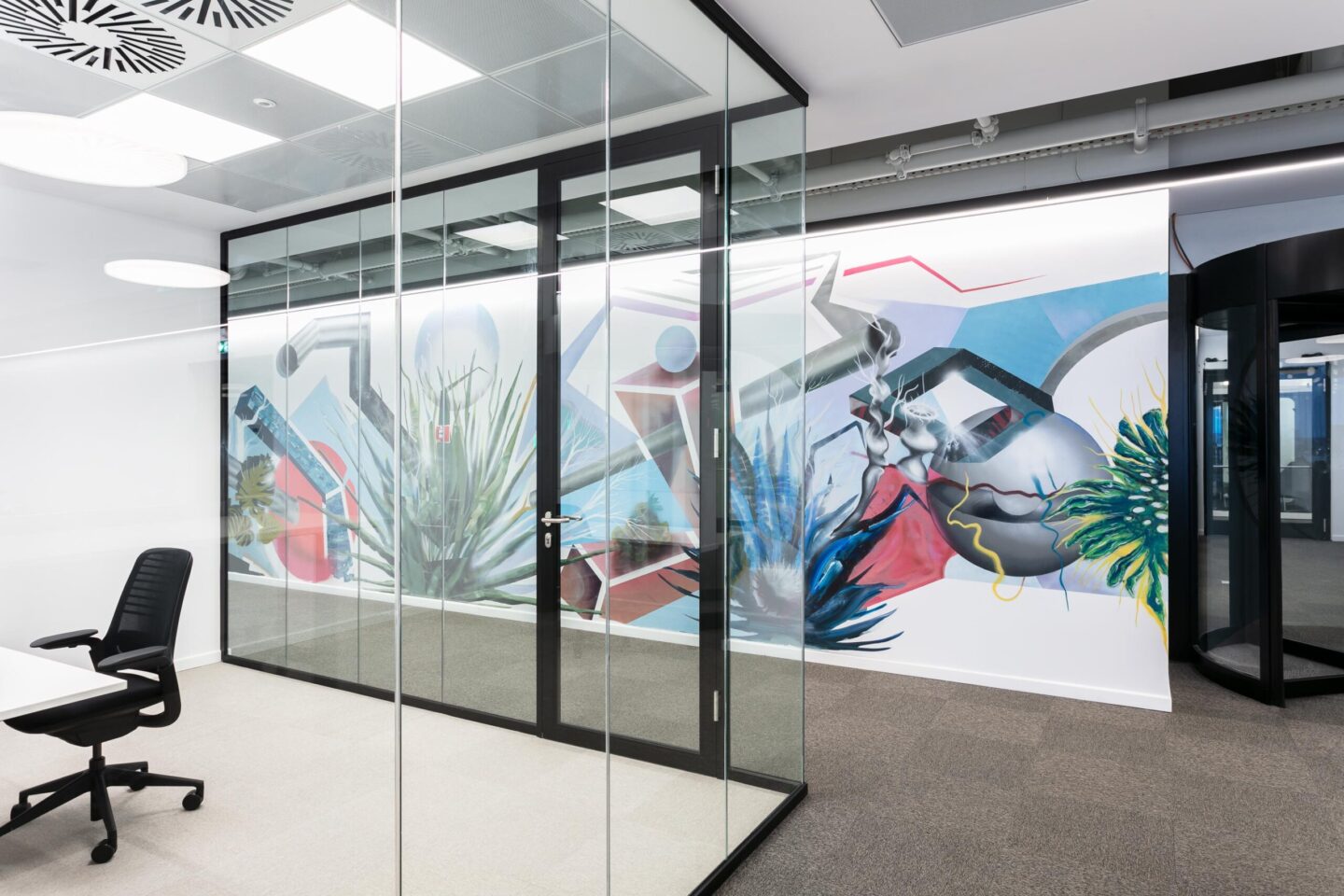 IT Services Company, Bucharest │ meeting rooms and team workplaces │ glass partition walls