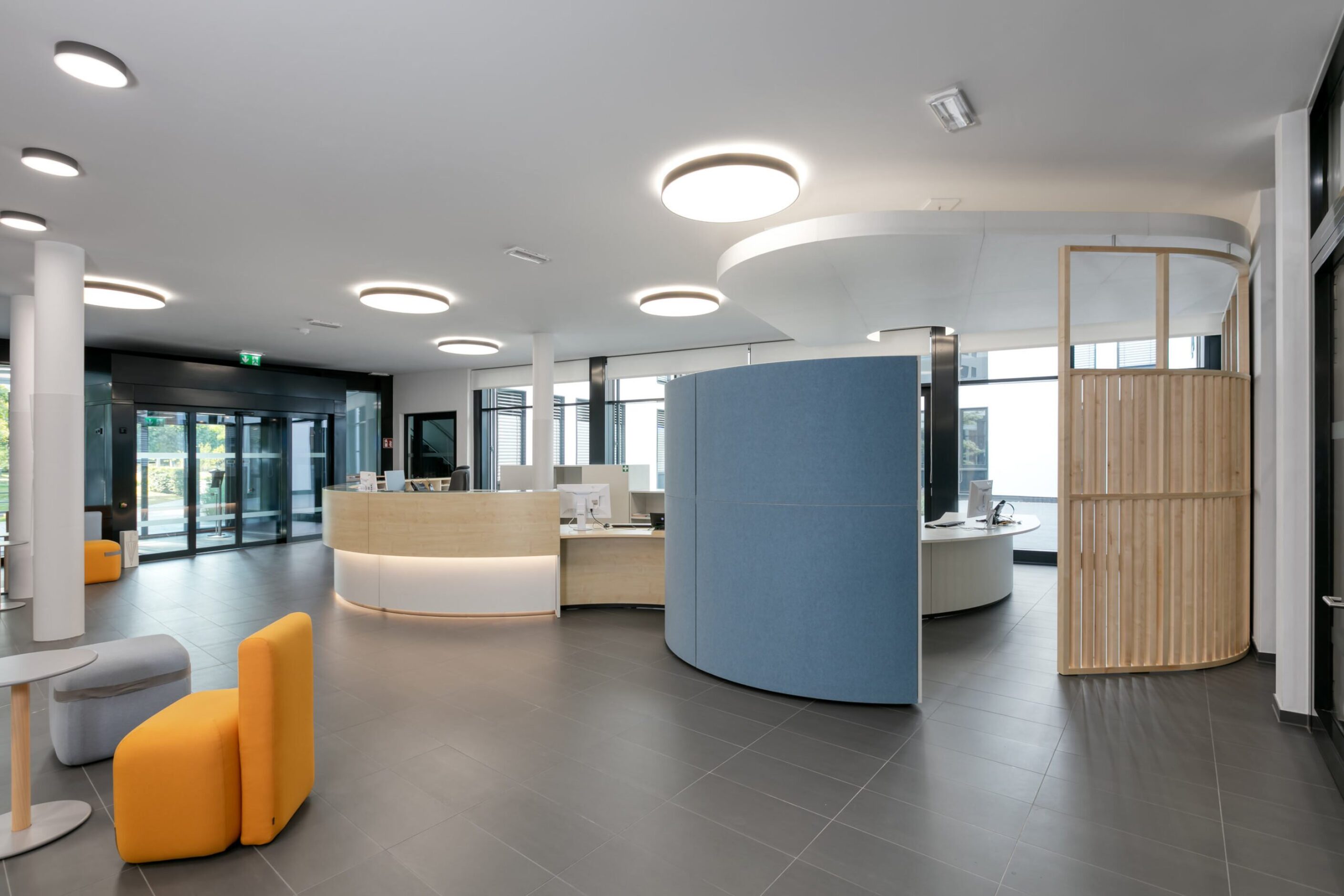 Landratsamt Karlsruhe │ attractive waiting area │ friendly reception zone