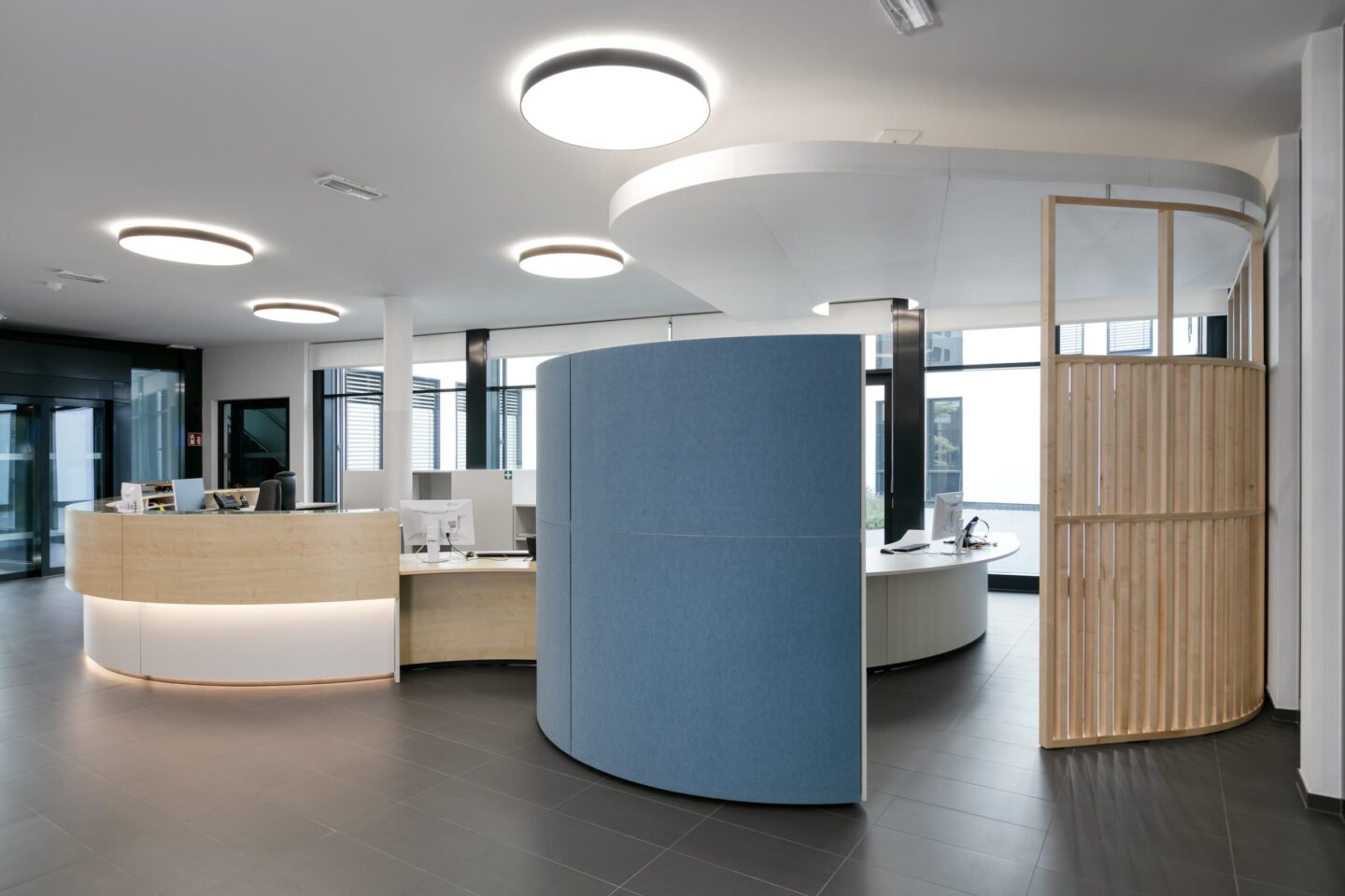 Landratsamt Karlsruhe │ attractive waiting area │ modern workplaces