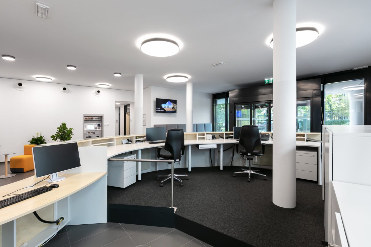 Landratsamt Karlsruhe │ attractive waiting area │ open space