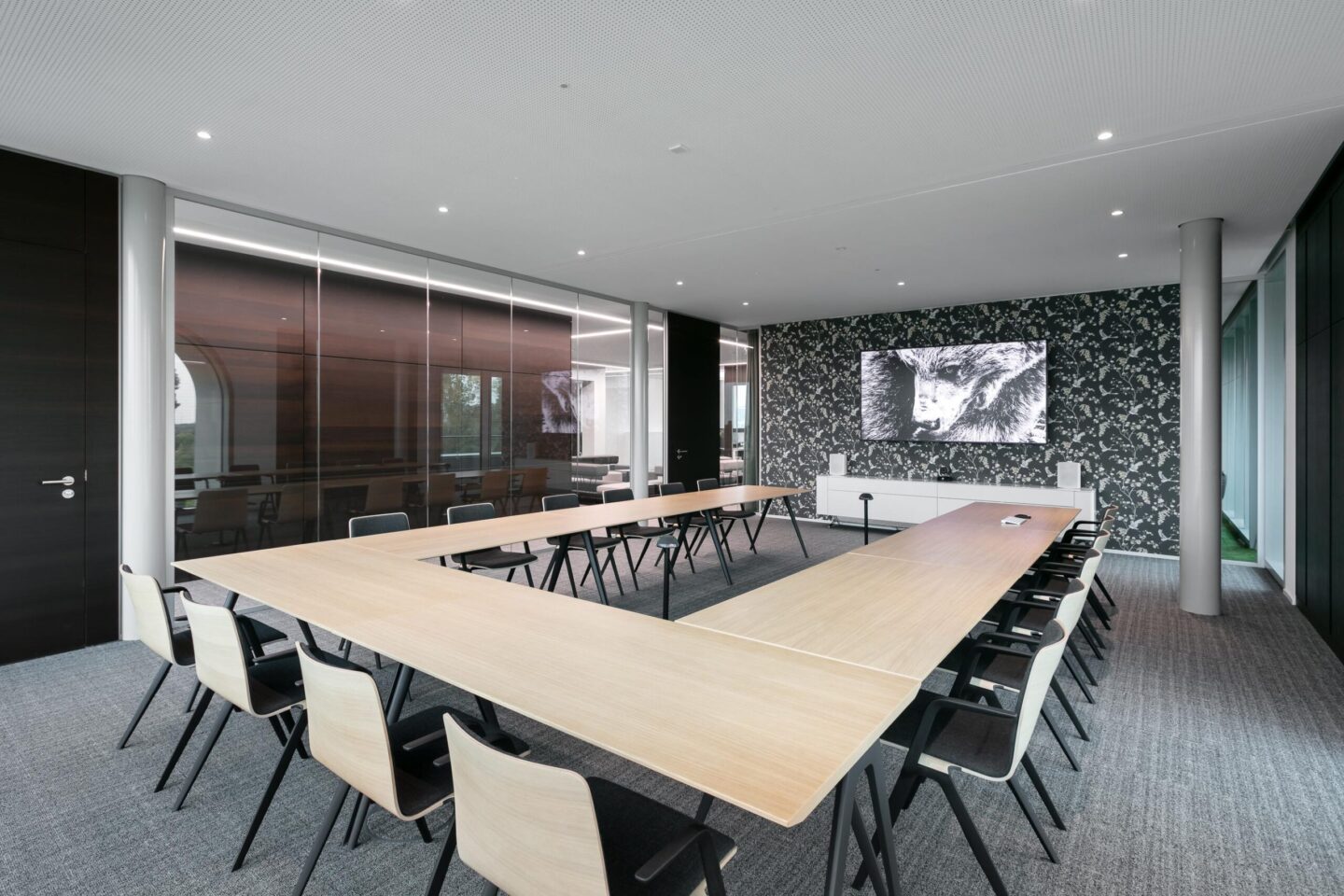 FC-Campus Karlsruhe │ representative meeting rooms │ high-quality meeting tables