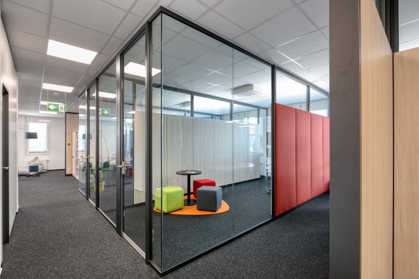 Fraunhofer ISI, Karlsruhe Technology Park │ modern workplaces │ system walls & office furnishings from feco │ strong brand furnishings