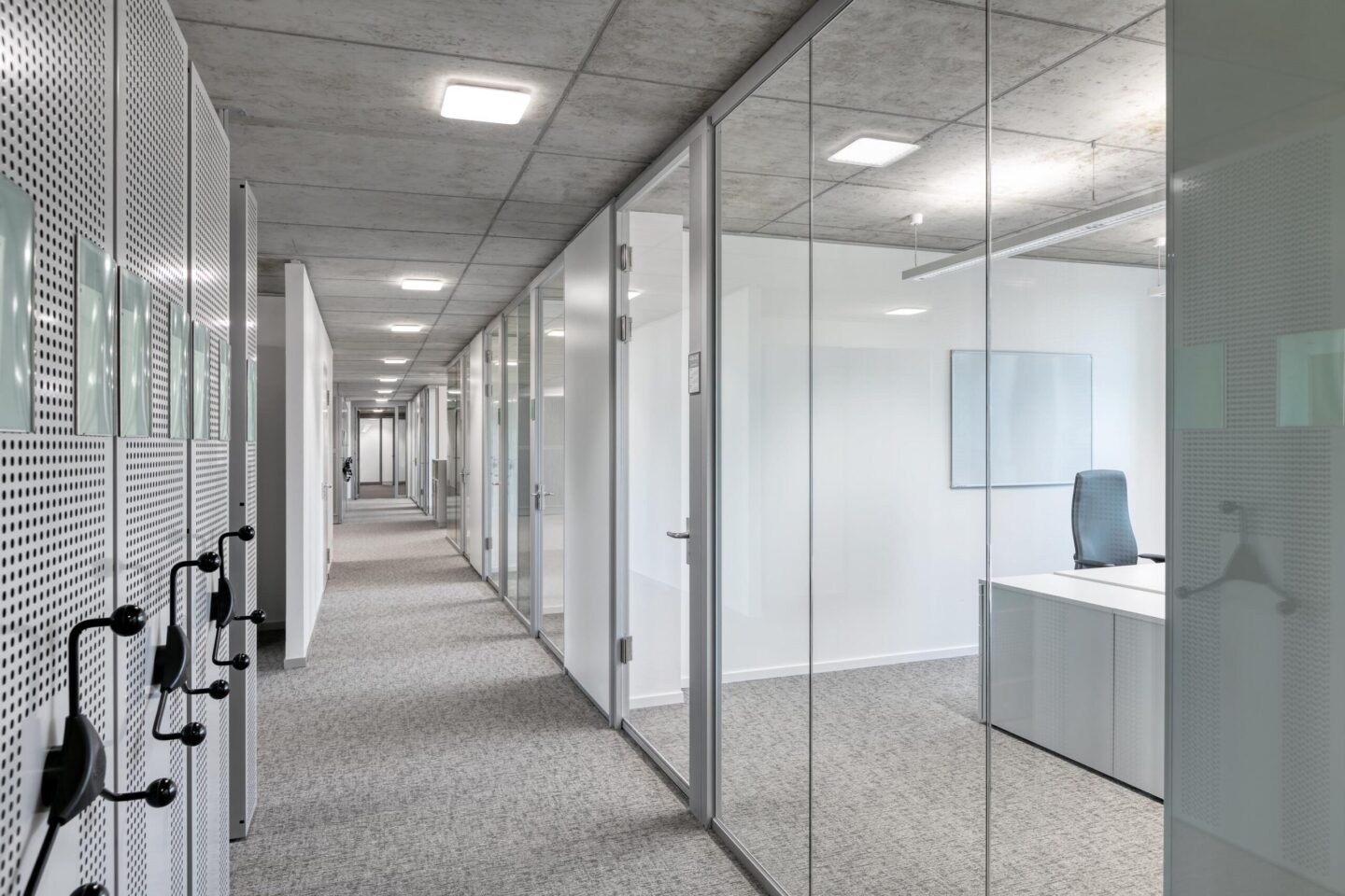 Karlsruhe City Tax Office │ attractive office workplaces │ all-glass construction