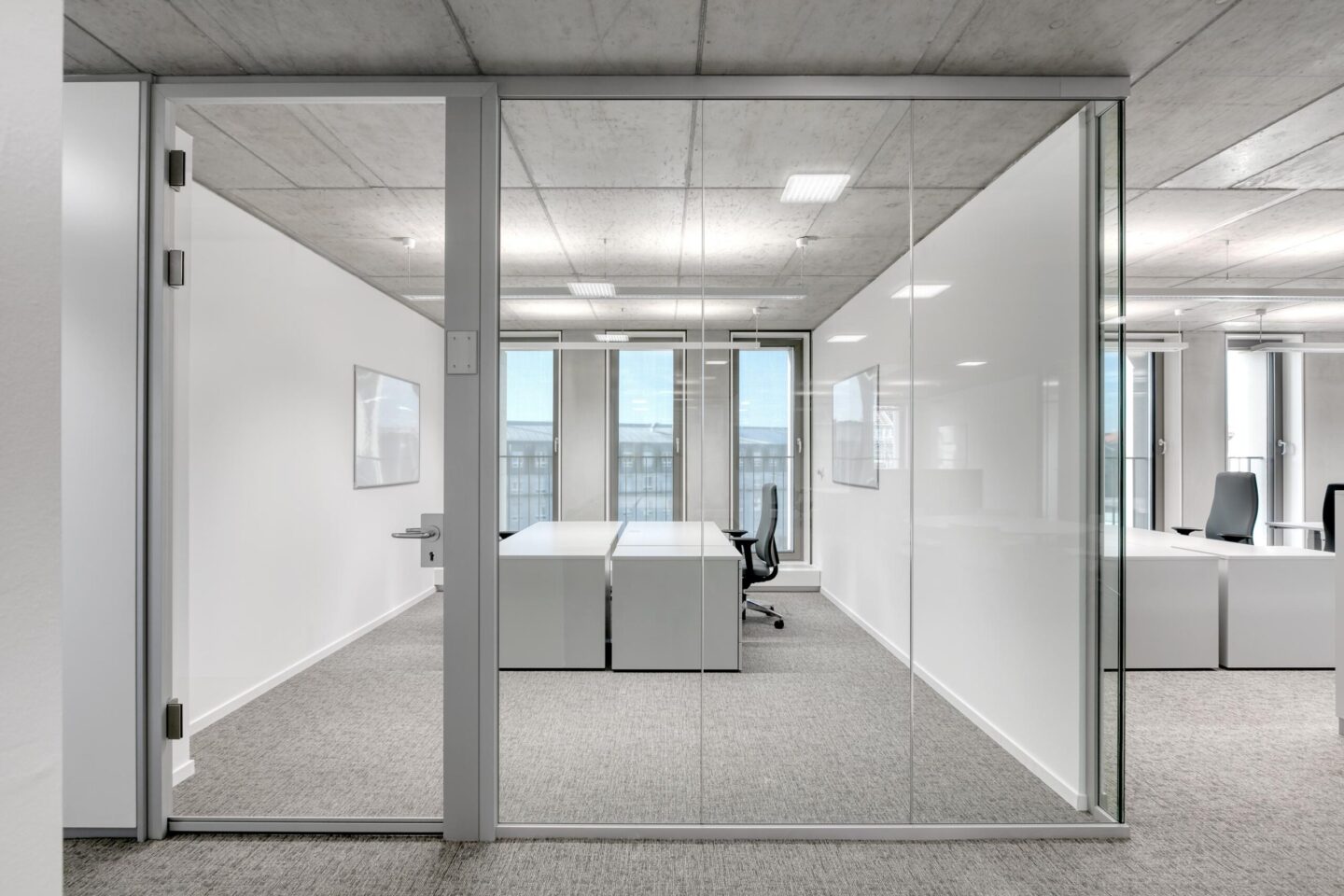 Karlsruhe City Tax Office │ attractive office workplaces │ all-glass construction