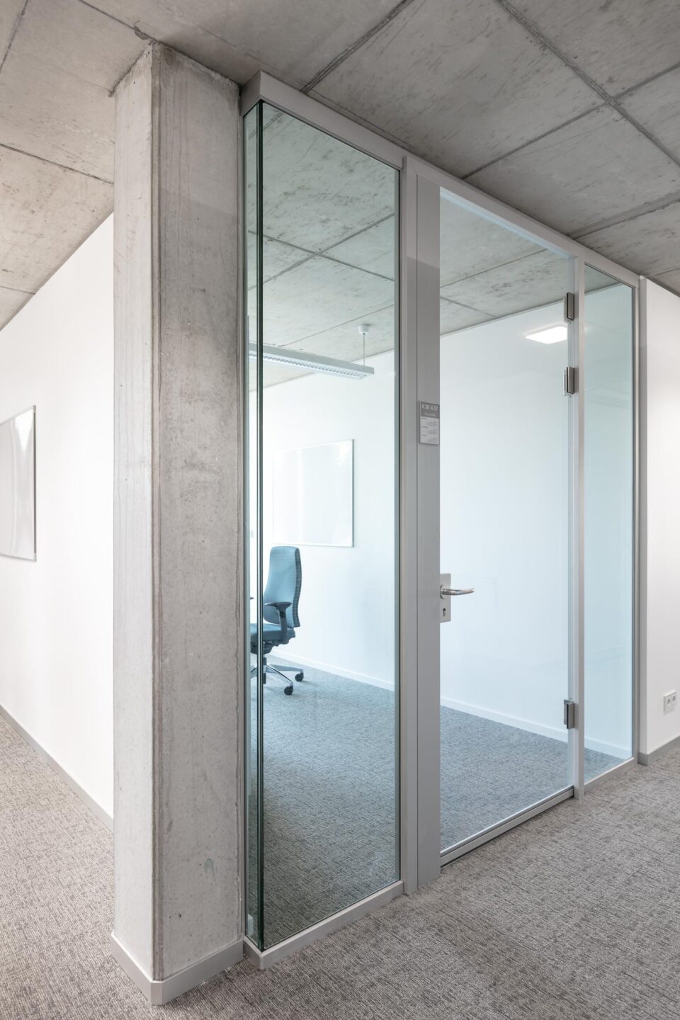 Karlsruhe City Tax Office │ modern workplaces │ all-glass door elements