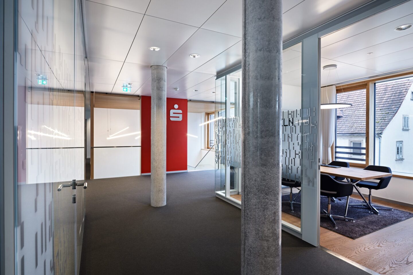 System walls from feco │ Sparkasse Hochrhein │ glass elements with anodised aluminum profiles