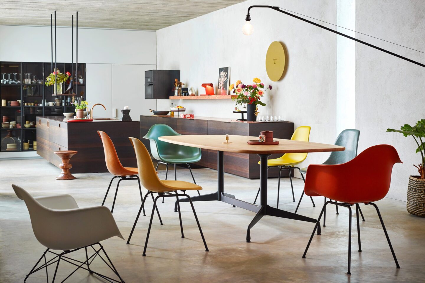 Vitra Segmentet Table │Vitra Eames Chairs │ Vitra bei feco in Karlsruhe